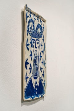 Retrato de la chica de Stairway to Nowhere. Escultura mural de porcelana tallada