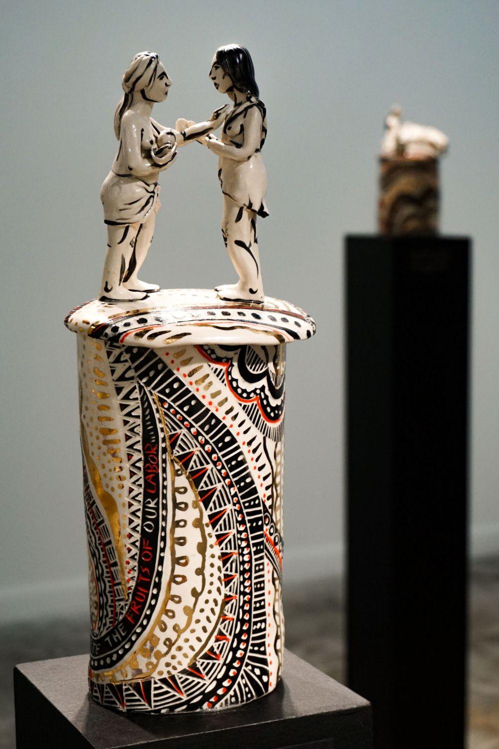 Las tres series que componen su exposición de tesis giran en torno a la mujer como tropo histórico del arte que se convierte en arquetipo contemporáneo de ternura y tenacidad con narrativa propia. La tradición de la mujer como musa u objeto se
