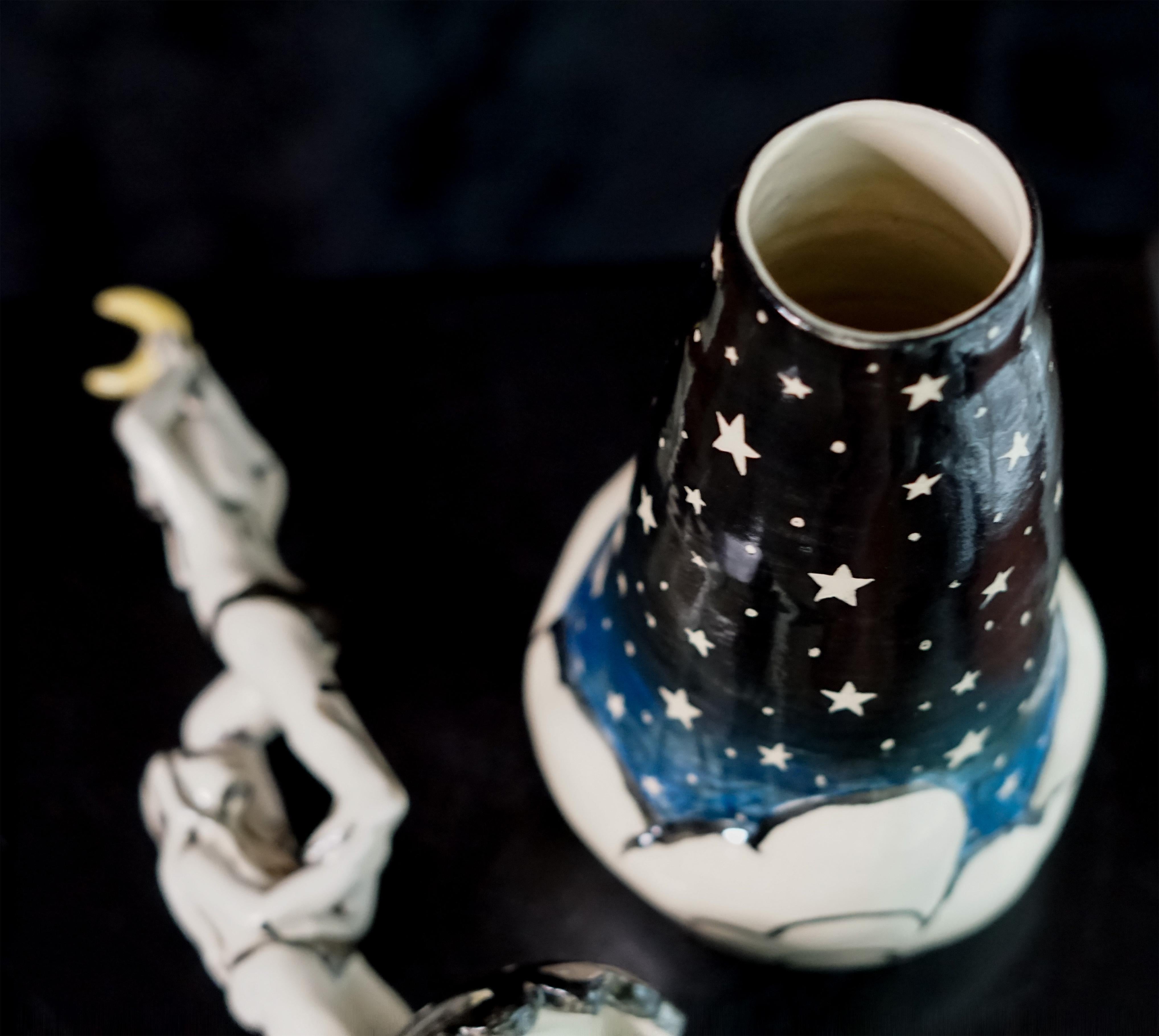 Die Nacht, in der wir den Mond aufhängten, 2023 von Alex Hodge
Aus der Serie Sculptural Jar
Handgefertigte Porzellanskulptur mit Sgraffito
15,5 x 5 x 5 Zoll

Dieses handgefertigte skulpturale Gefäß steht in der langen Tradition der Mythologie um die