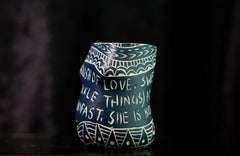 The Rush of Love . Tasse en porcelaine avec détails en sgraffite de l'artiste