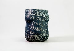 The Rush of Love . Tasse en porcelaine avec détails en sgraffite de l'artiste