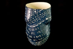 El peso de tu cabeza....", Taza de porcelana con detalles esgrafiados