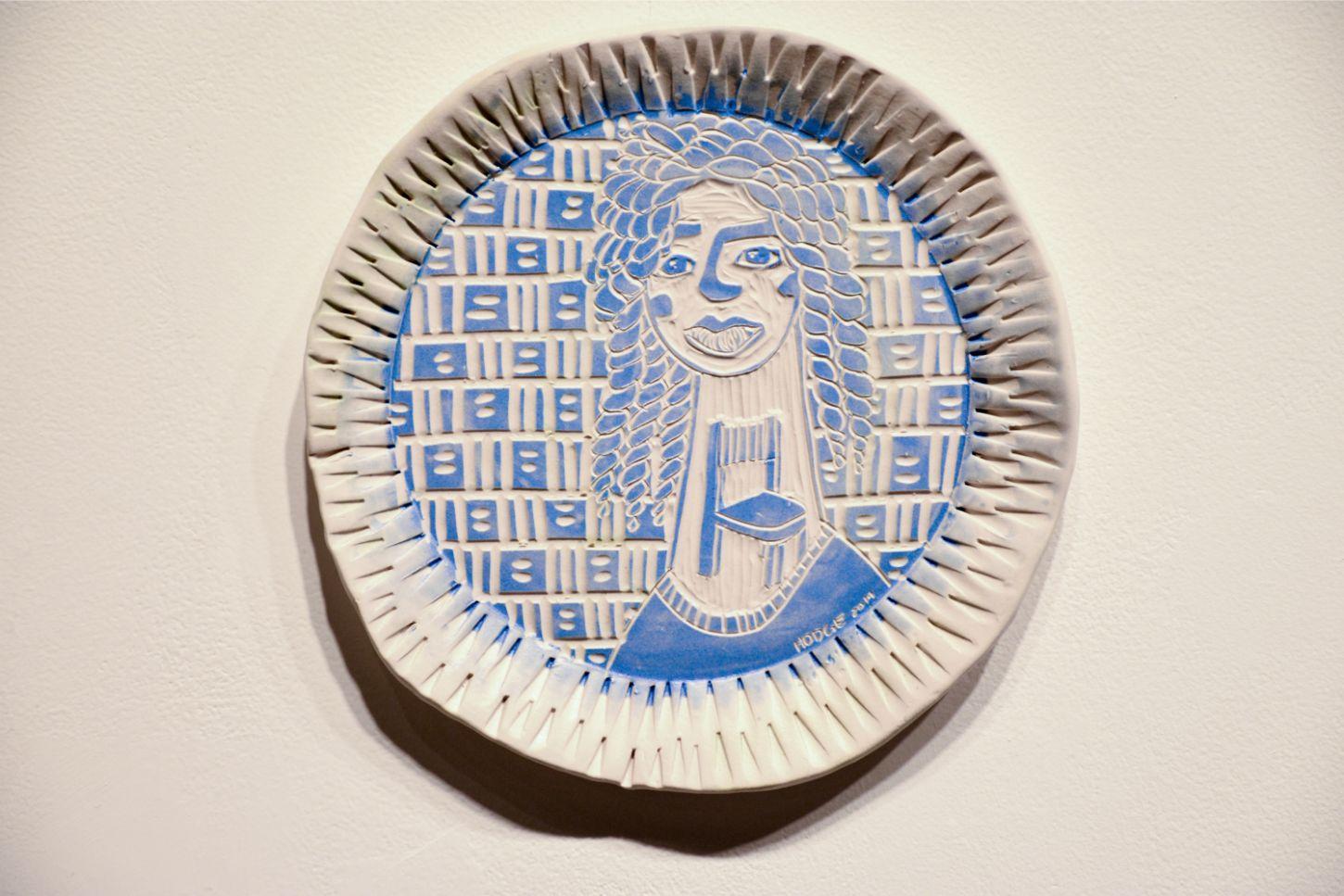 Retrato de mujer en espera. Escultura mural de porcelana tallada - Sculpture de Alex Hodge