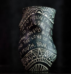 "Habíamos sido Montañas..." Taza de porcelana con detalles esgrafiados