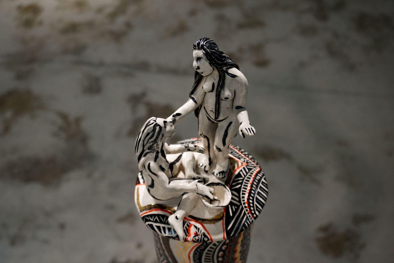 Quién lava los pies a María Magdalena. Escultura de porcelana pintada a mano - Sculpture de Alex Hodge