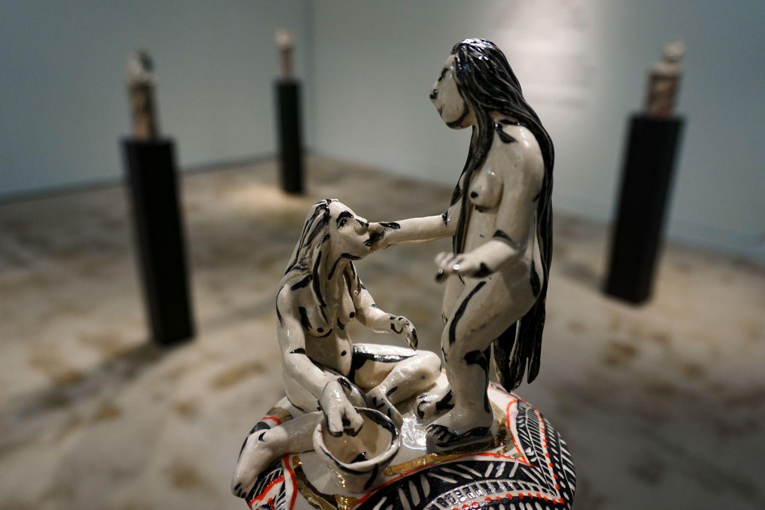Quién lava los pies a María Magdalena. Escultura de porcelana pintada a mano - Sculpture Otro estilo de arte de Alex Hodge