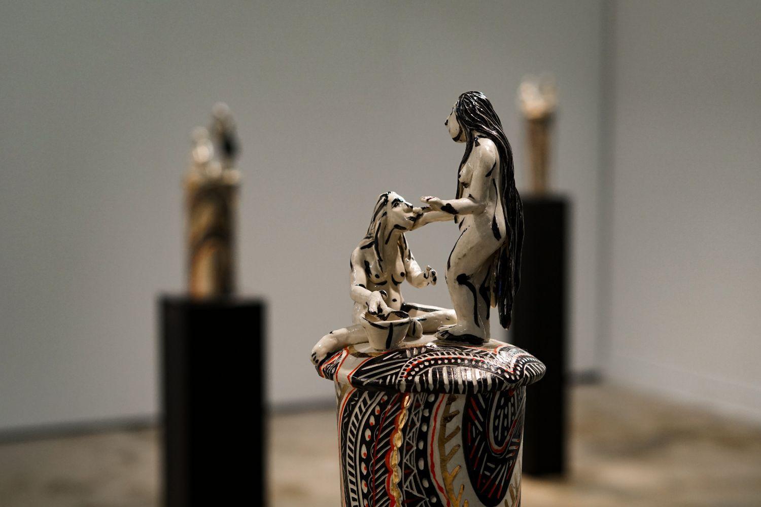 Quién lava los pies a María Magdalena. Escultura de porcelana pintada a mano - Abstract Sculpture Oro de Alex Hodge