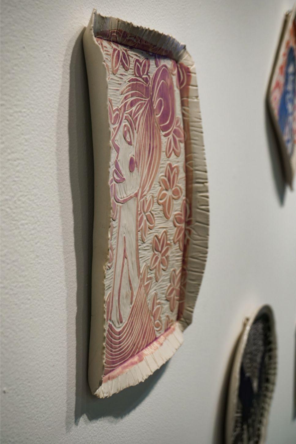 Retrato del pensamiento deseoso. Escultura mural de porcelana tallada en venta 1