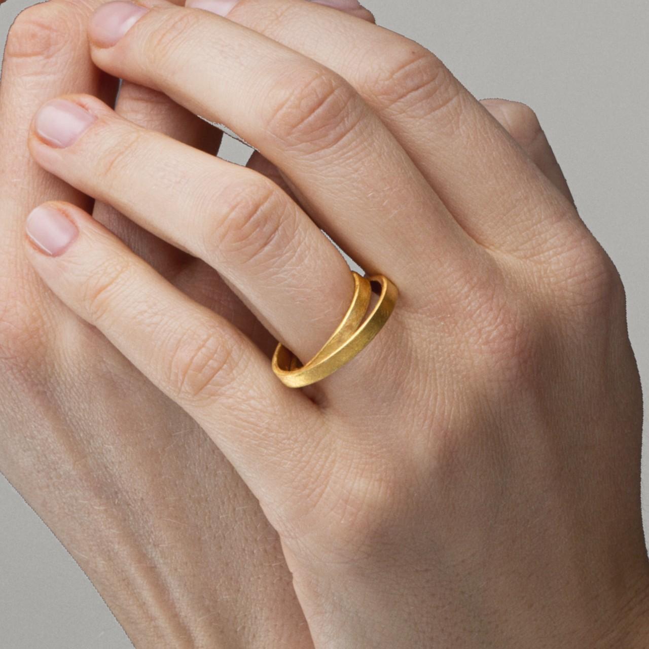 Alex Jona, bague double cercle en or jaune dépoli 18 carats Neuf - En vente à Lugano, CH