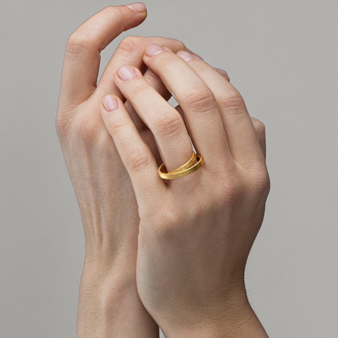 Collection Alex Jona, fait à la main en Italie, bague à double cercle en or jaune brut dépoli 18 carats.
Taille de la bague : 12EU/6US. Dimensions : H 0,77in/19,6mm, L 0,71in  /  18mm, D 0.17in/4.52mm.
Les bijoux Alex Jona se distinguent, non