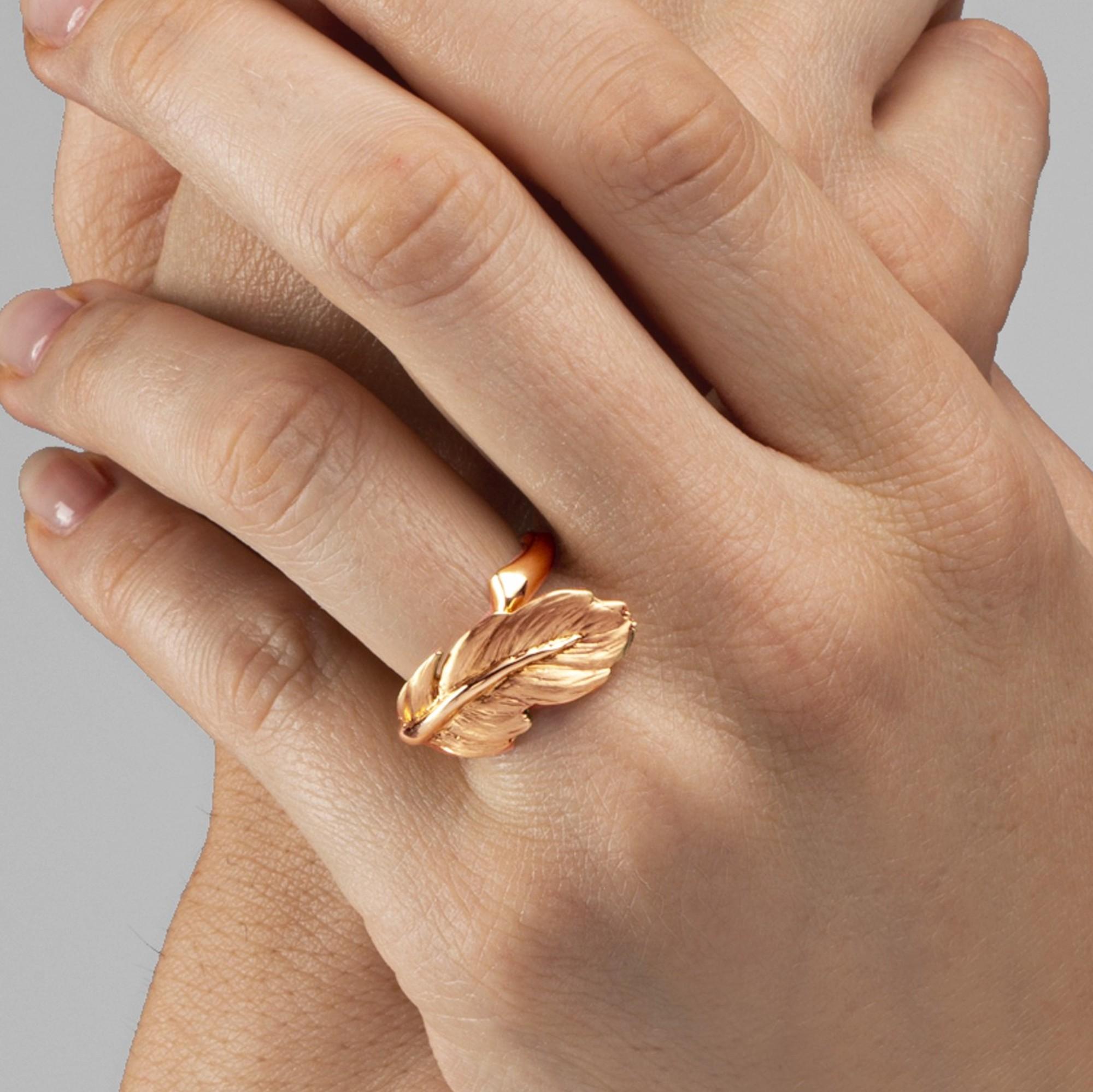 Alex Jona design collection, hand crafted in Italy, 18 karat rose gold feather ring.
Size US 6.5, can be sized to any specification. Also beautiful as a pinkie finger ring.
Alex Jona jewels stand out, not only for their special design and for the
