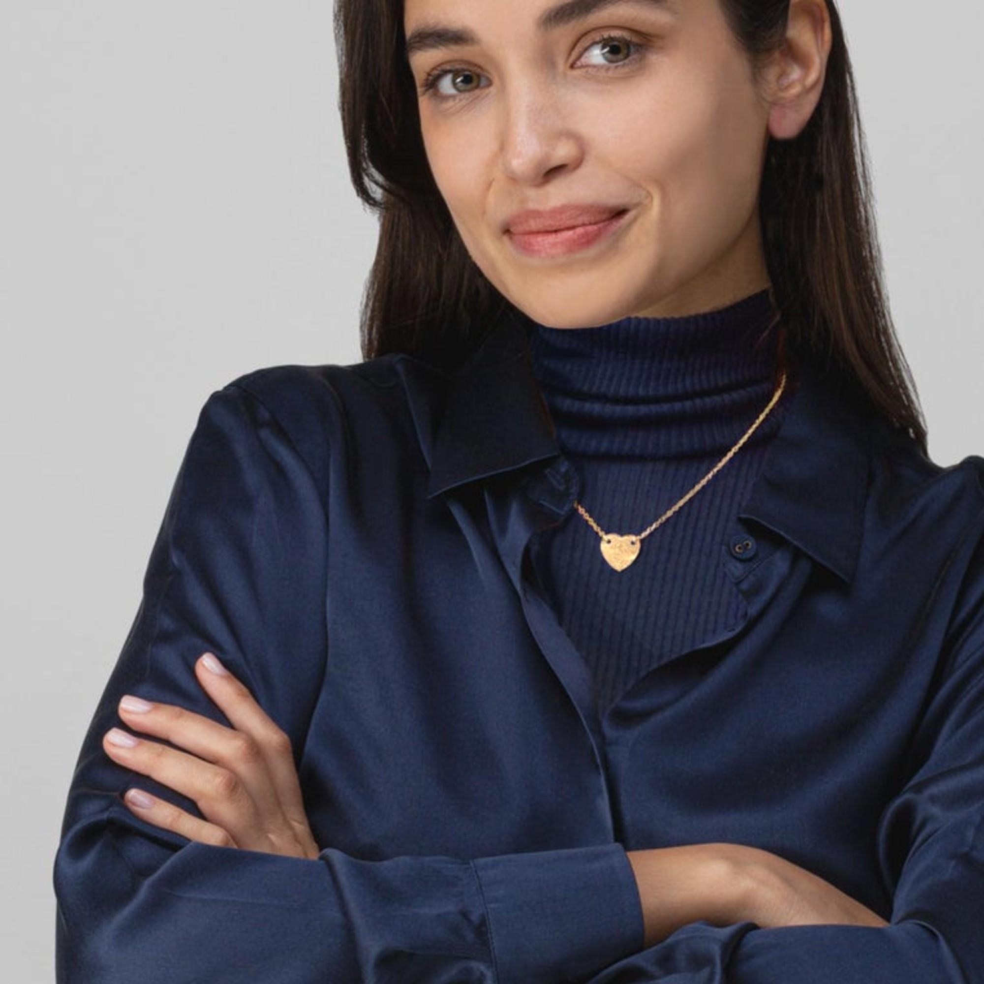Collana a catena con ciondolo a cuore in oro rosa 18 carati della collezione Alex Jona, realizzata a mano in Italia. 
Dimensioni: 0,51 pollici x 0,59 pollici. Lunghezza della catena: 16,92 pollici.  

I gioielli Alex Jona si distinguono non solo per