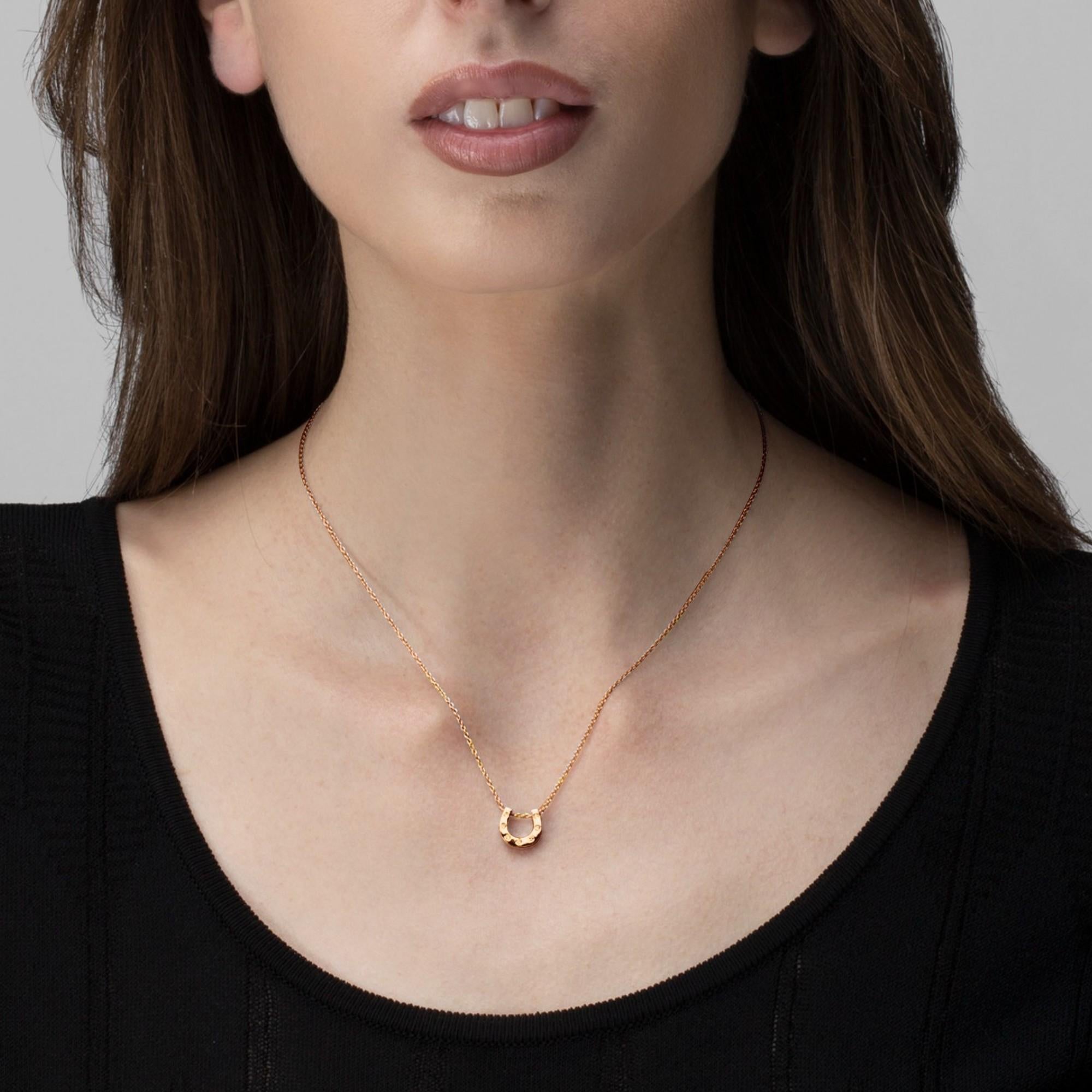Alex Jona design collection, hand crafted in Italy, 18 carat rose gold horseshoe  pendant, sliding on a 17.7 in/45 cm chain necklace. A further small ring allows to reduce the length of the chain to 16.5 in./42 cm. Marked Jona. Dimensions: 0.42 in.