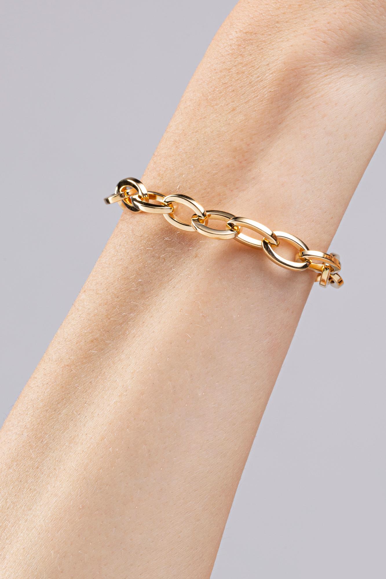 Alex Jona design collection, hand crafted in Italy, 18 karat rose gold 8 in. long chain bracelet.
Dimensions: L 8.071 in / 20.5 cm X W 0.31 in / 7.88 mm X D 0.065 in / 1.66 mm . Weight : 13.8 g

Alex Jona jewels stand out, not only for their special
