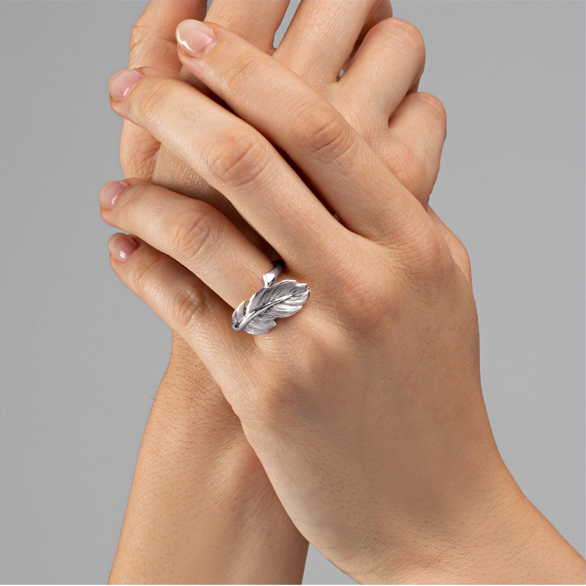 Alex Jona design collection, hand crafted in Italy, 18 karat white gold feather ring. Also beautiful as a pinkie finger ring.
Size US 6.5, can be sized to any specification. Fits also on pinkie finger.
Alex Jona jewels stand out, not only for their