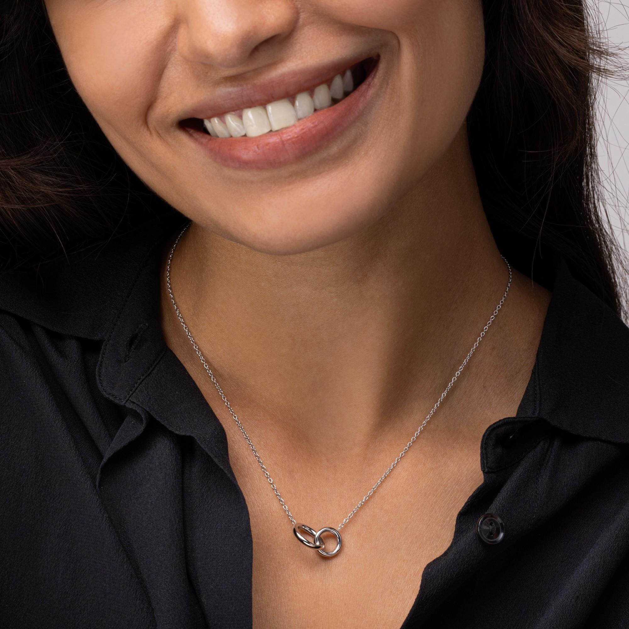Collezione Alex Jona, realizzata a mano in Italia, collana a catena con cerchi intrecciati in oro bianco 18 carati.

I gioielli Alex Jona si distinguono non solo per il loro design particolare e per l'eccellente qualità delle pietre preziose, ma