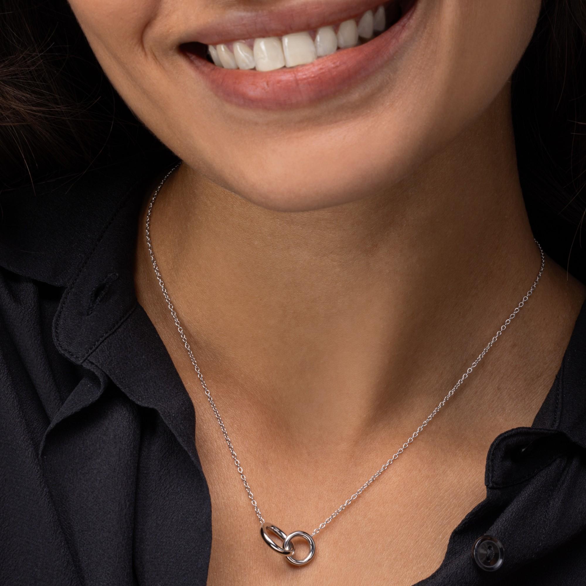 Women's Alex Jona 18 Karat White Gold Interlocking Circle Pendant Chain Necklace For Sale