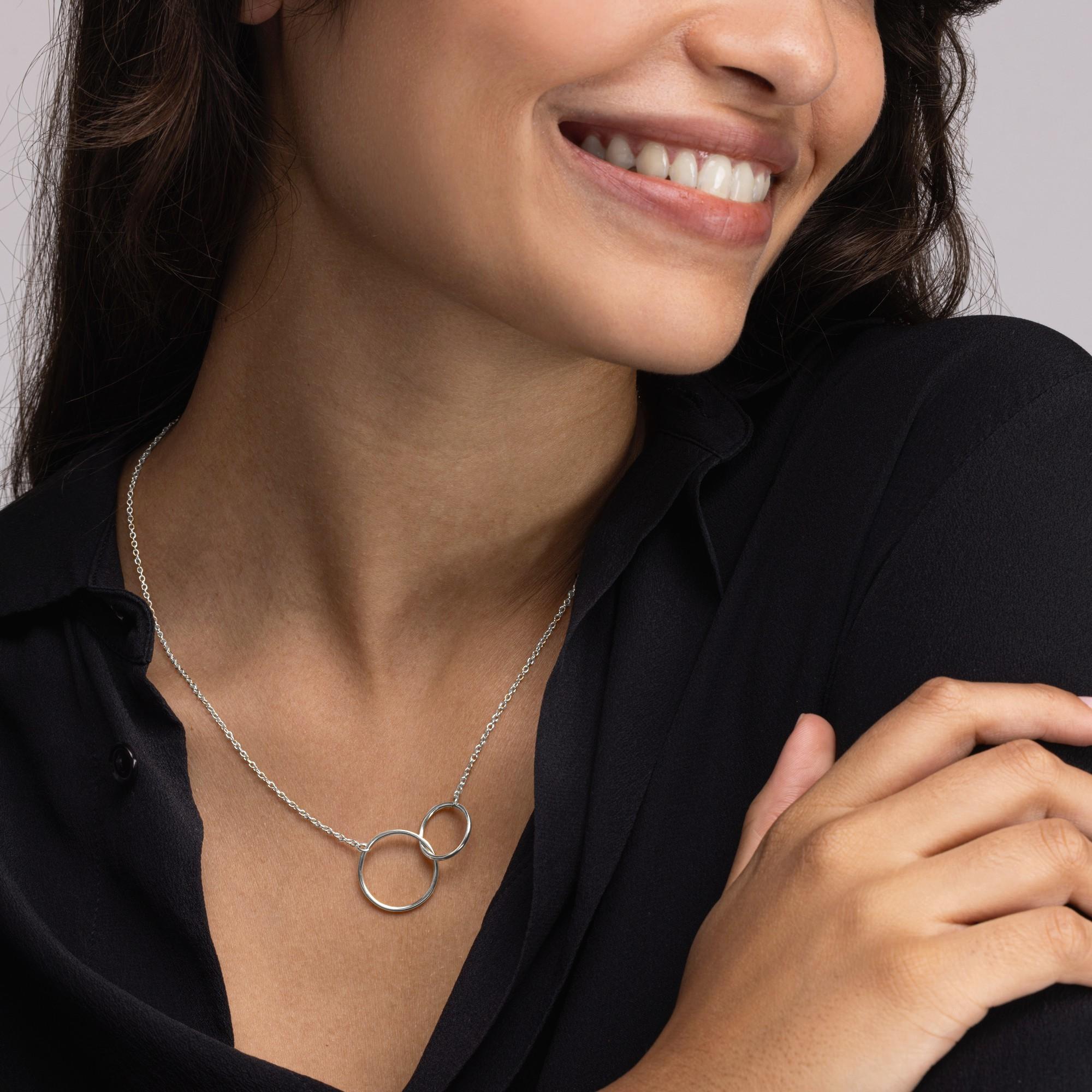 Alex Jona design collection, hand crafted in Italy, 18 karat white gold chain necklace, suspending two interlocking hoops.
Alex Jona jewels stand out, not only for their special design and for the excellent quality of the gemstones, but also for the