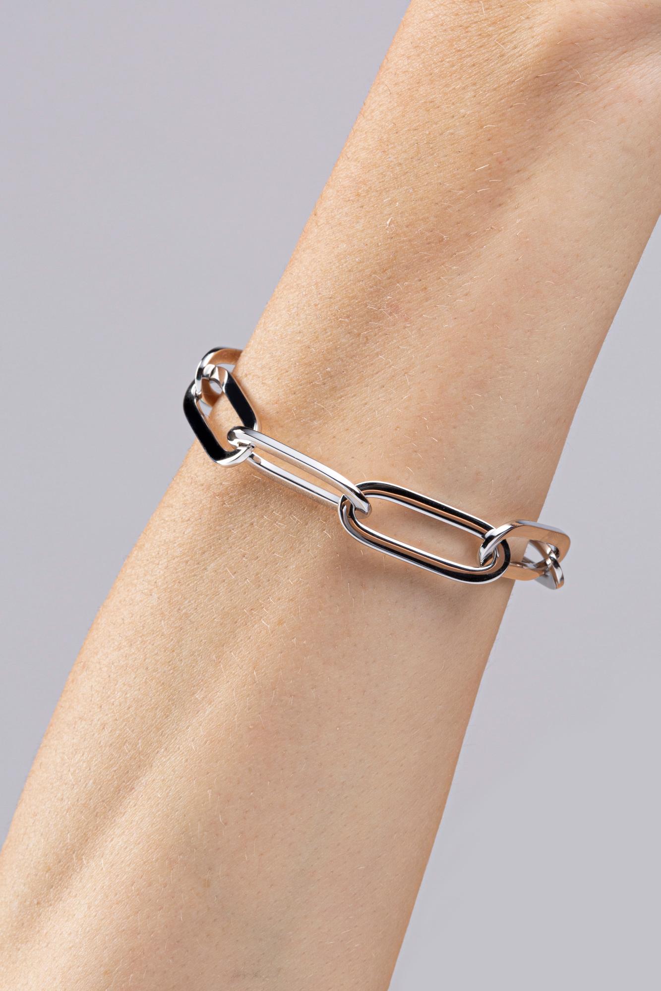 Alex Jona design collection, hand crafted in Italy, 18 karat white gold chain bracelet 8.27 in. long.

Alex Jona jewels stand out, not only for their special design and for the excellent quality of the gemstones, but also for the careful attention