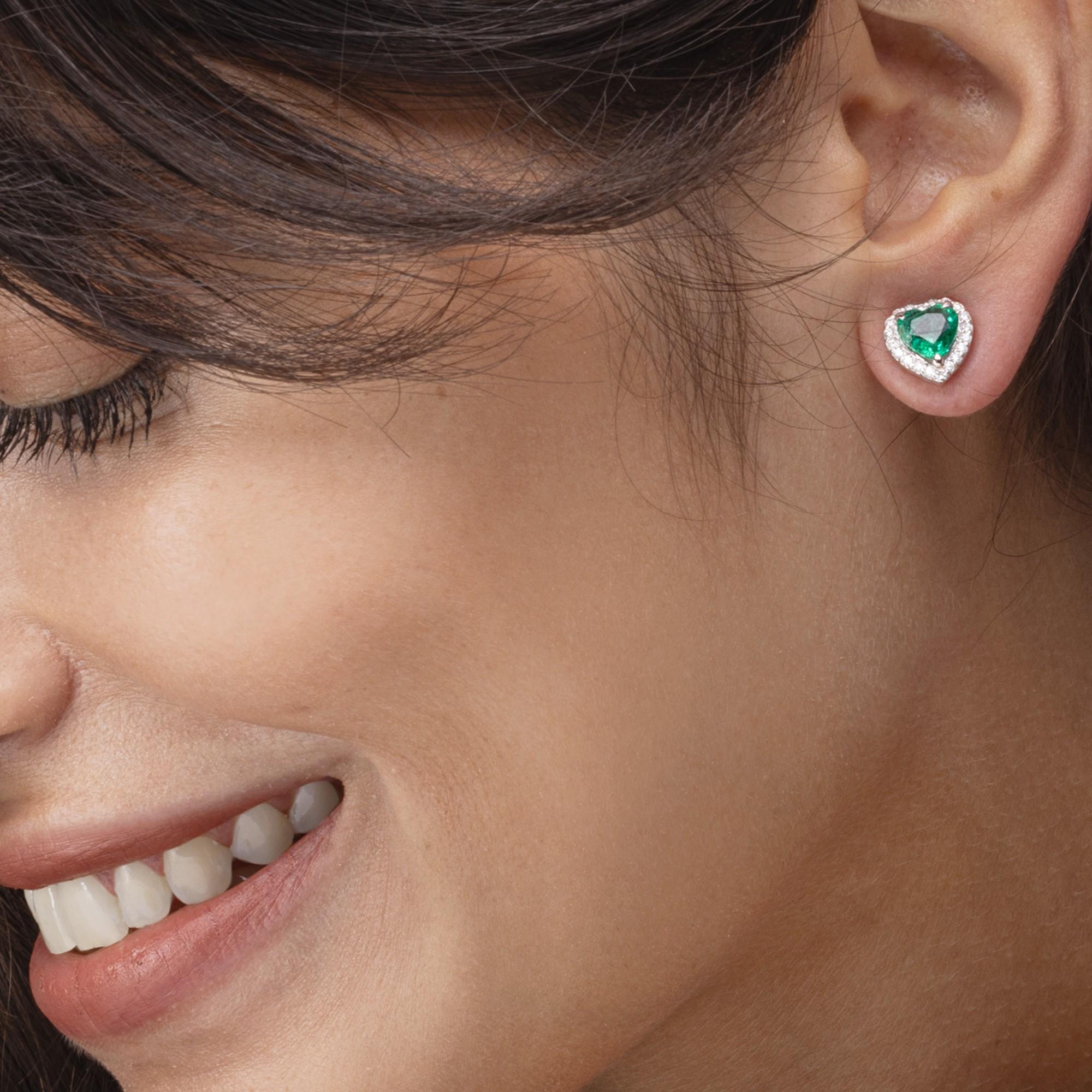 Alex Jona, clous d'oreilles cœur en or blanc 18 carats avec diamants blancs et émeraudes Neuf - En vente à Lugano, CH