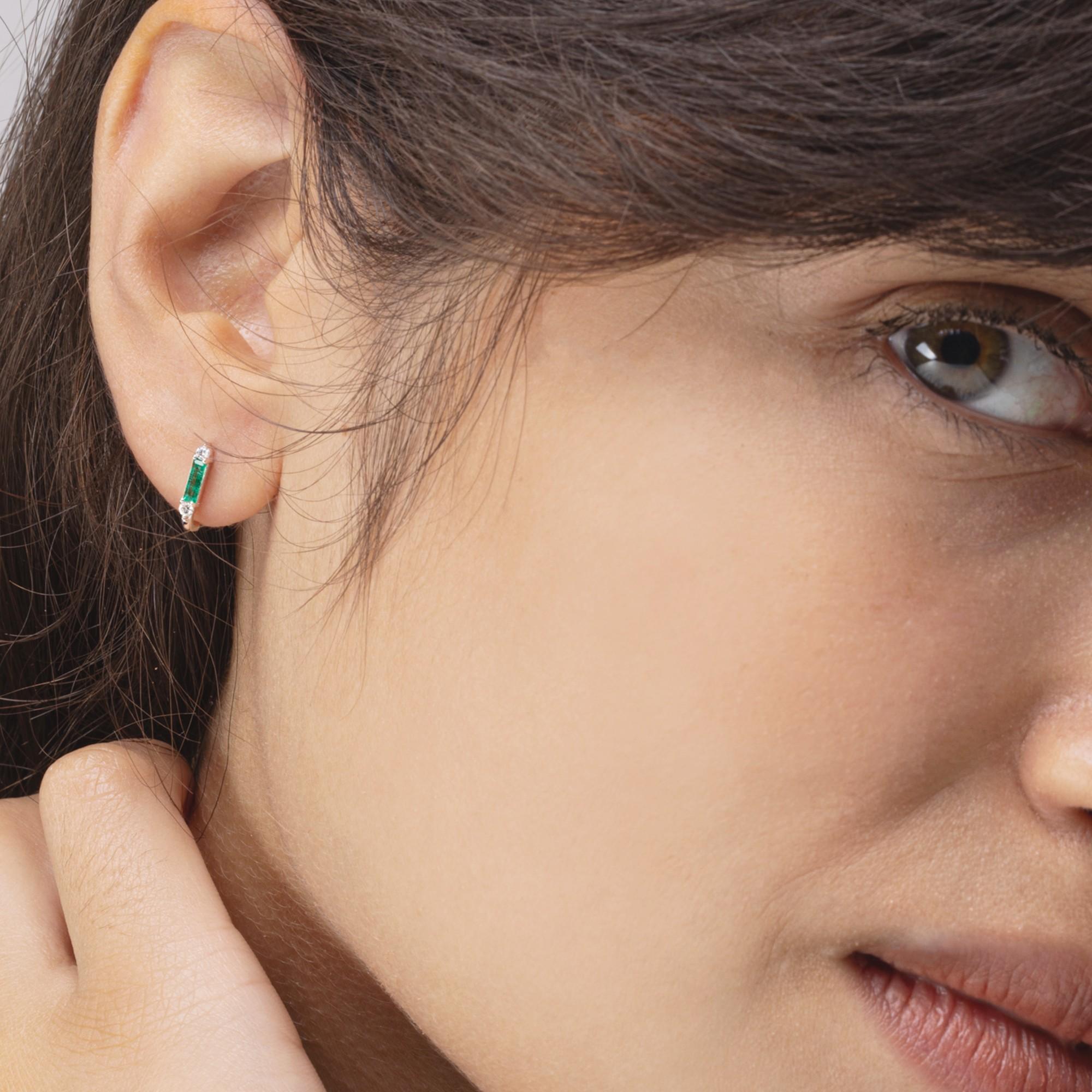 Alex Jona 18 Karat White Gold White Diamond Emerald Stud Earrings In New Condition For Sale In Lugano, CH