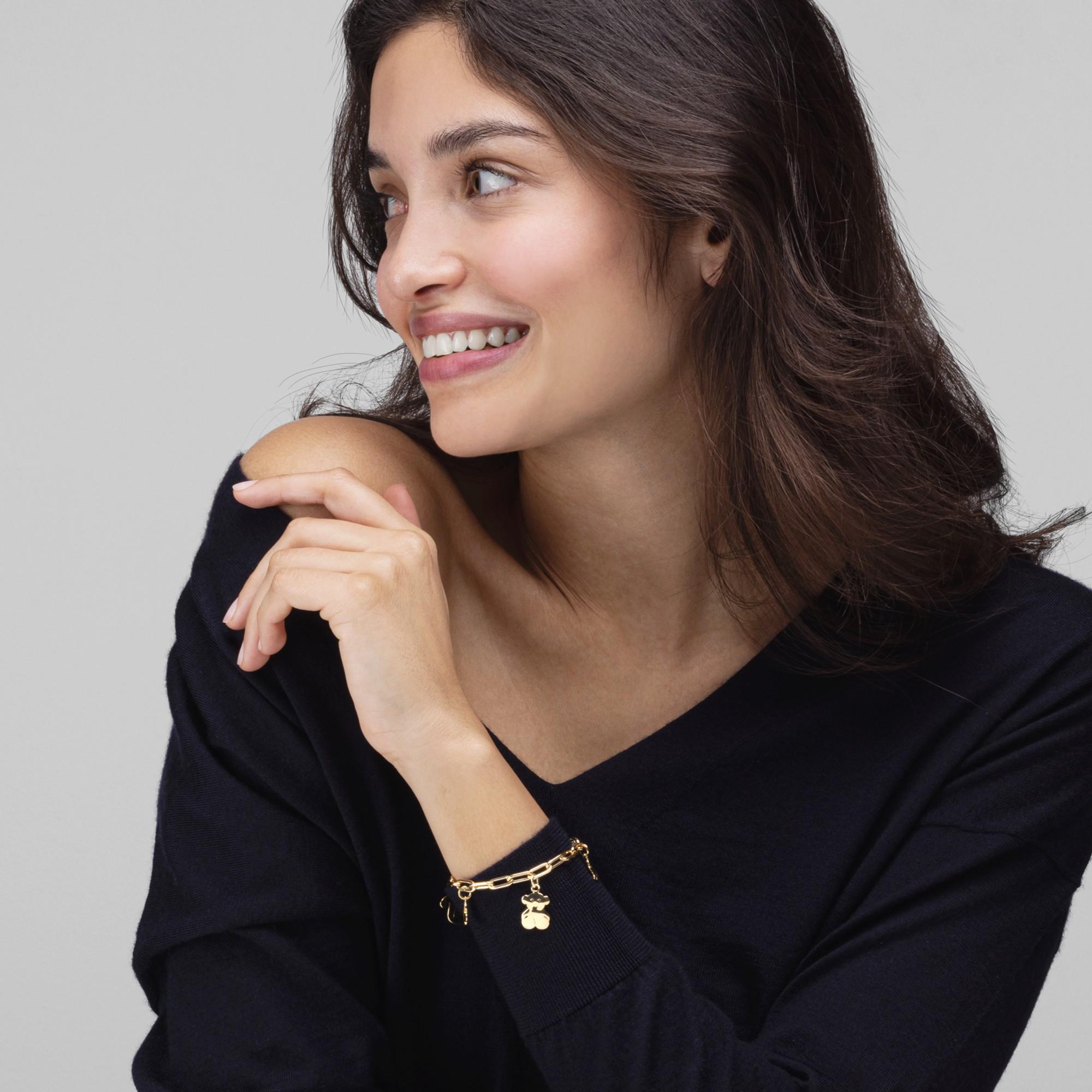 Alex Jona design collection, hand crafted in Italy, 18 karat yellow gold animal charm chain bracelet.

Alex Jona jewels stand out, not only for their special design and for the excellent quality of the gemstones, but also for the careful attention