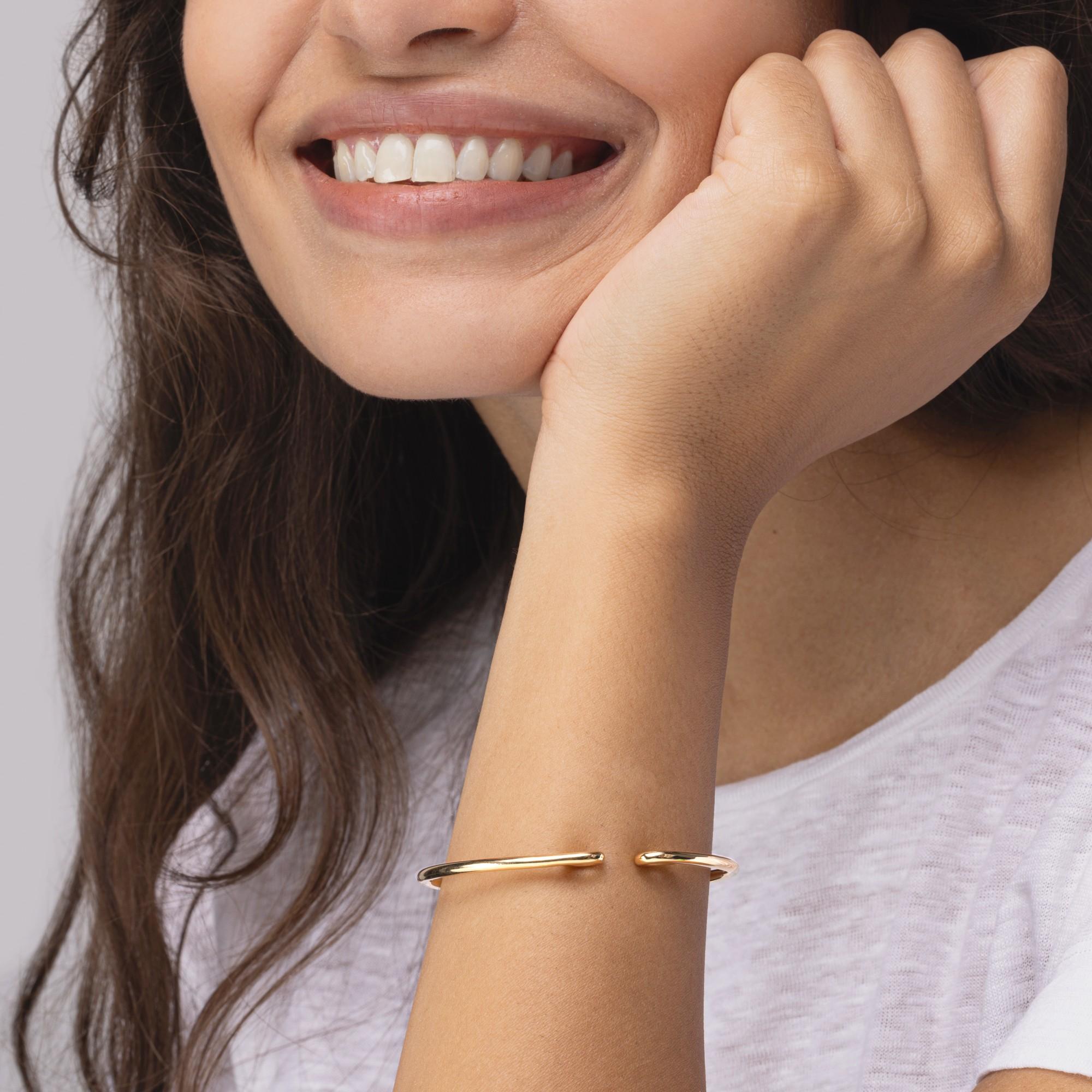 Alex Jona design collection, hand crafted in Italy, 18 karat yellow gold bangle bracelet.

Alex Jona jewels stand out, not only for their special design and for the excellent quality of the gemstones, but also for the careful attention given to