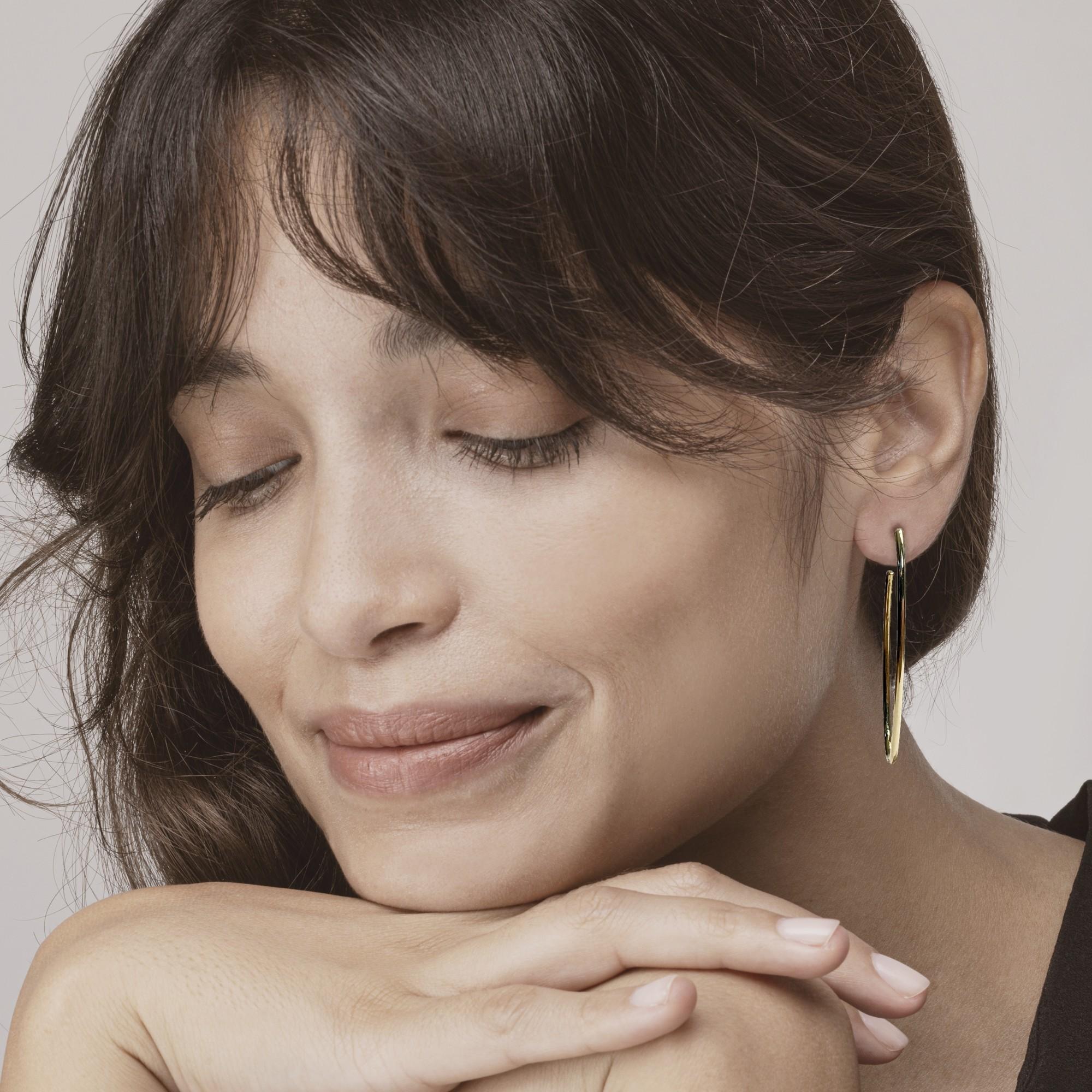 Alex Jona design collection, hand crafted in Italy, 18 karat yellow gold pendant earrings. 

Alex Jona jewels stand out, not only for their special design and for the excellent quality of the gemstones, but also for the careful attention given to
