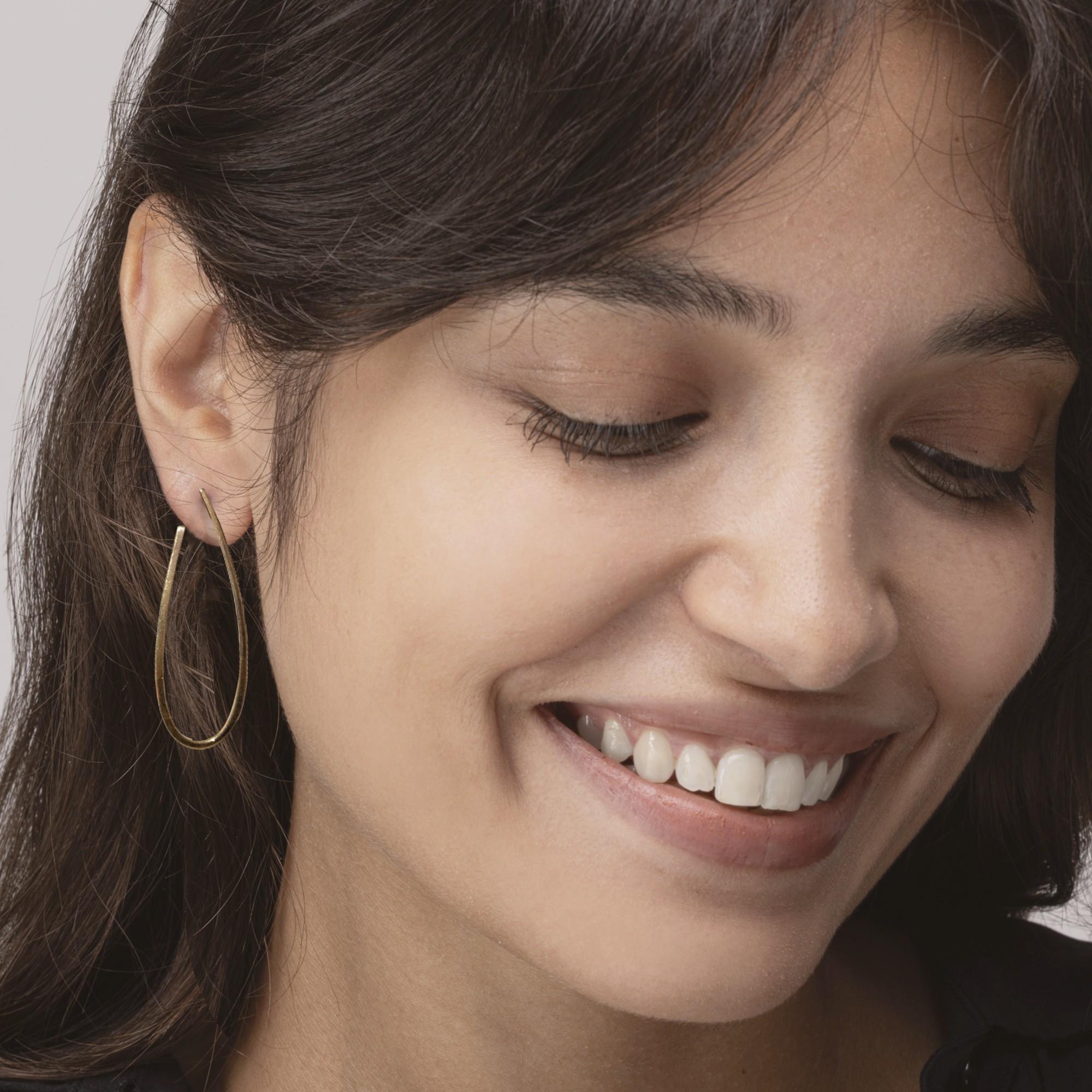 Alex Jona design collection, hand crafted in Italy, 18 karat yellow gold pendant earrings. 

Alex Jona jewels stand out, not only for their special design and for the excellent quality of the gemstones, but also for the careful attention given to