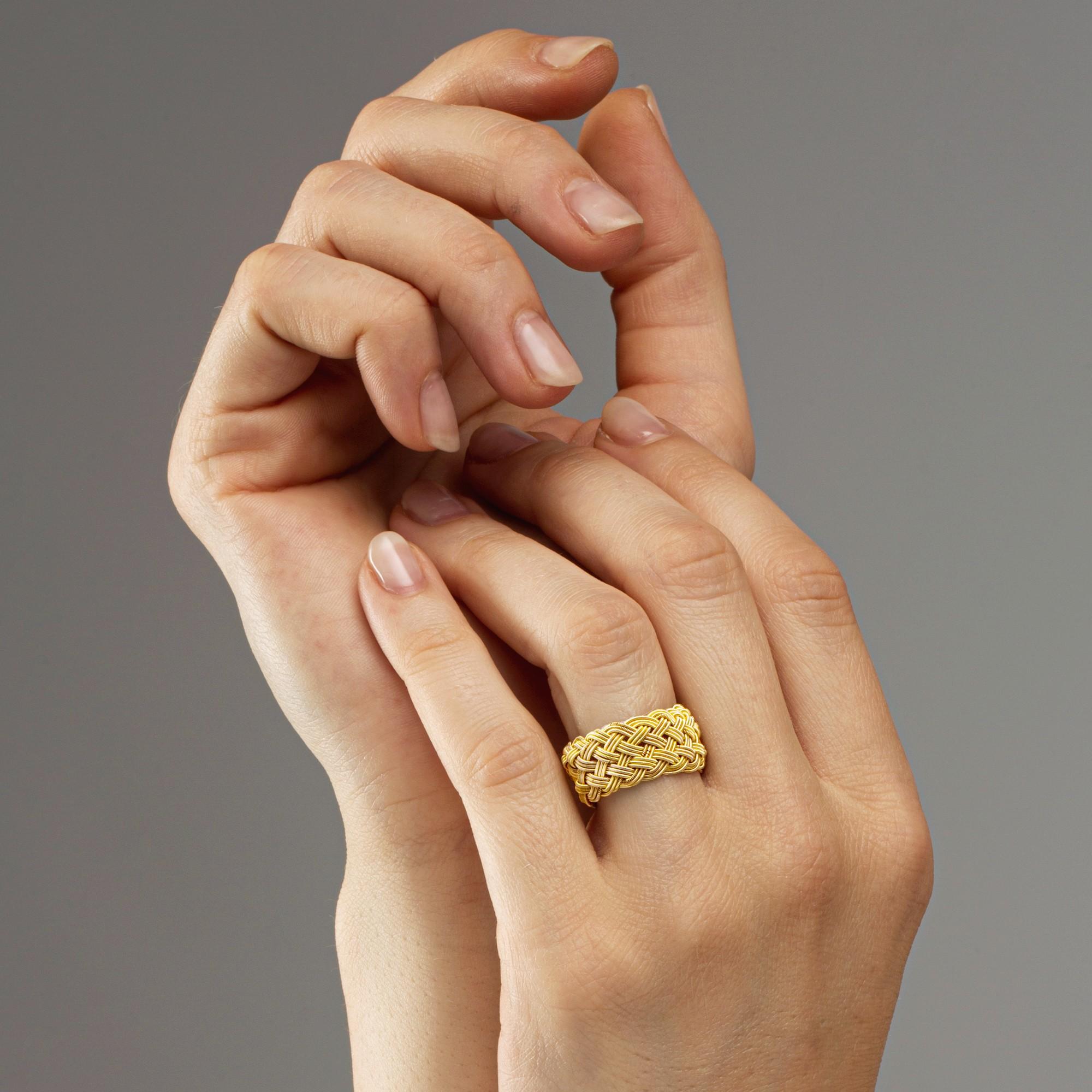 Alex Jona design collection, handgefertigt in Italien, Filigranband aus 18 Karat Gelbgold  Ring. 
Dieser Ring ist in allen Größen erhältlich. Da es sich um eine Handarbeit handelt, können die Abmessungen variieren.
Die Juwelen von Alex Jona zeichnen