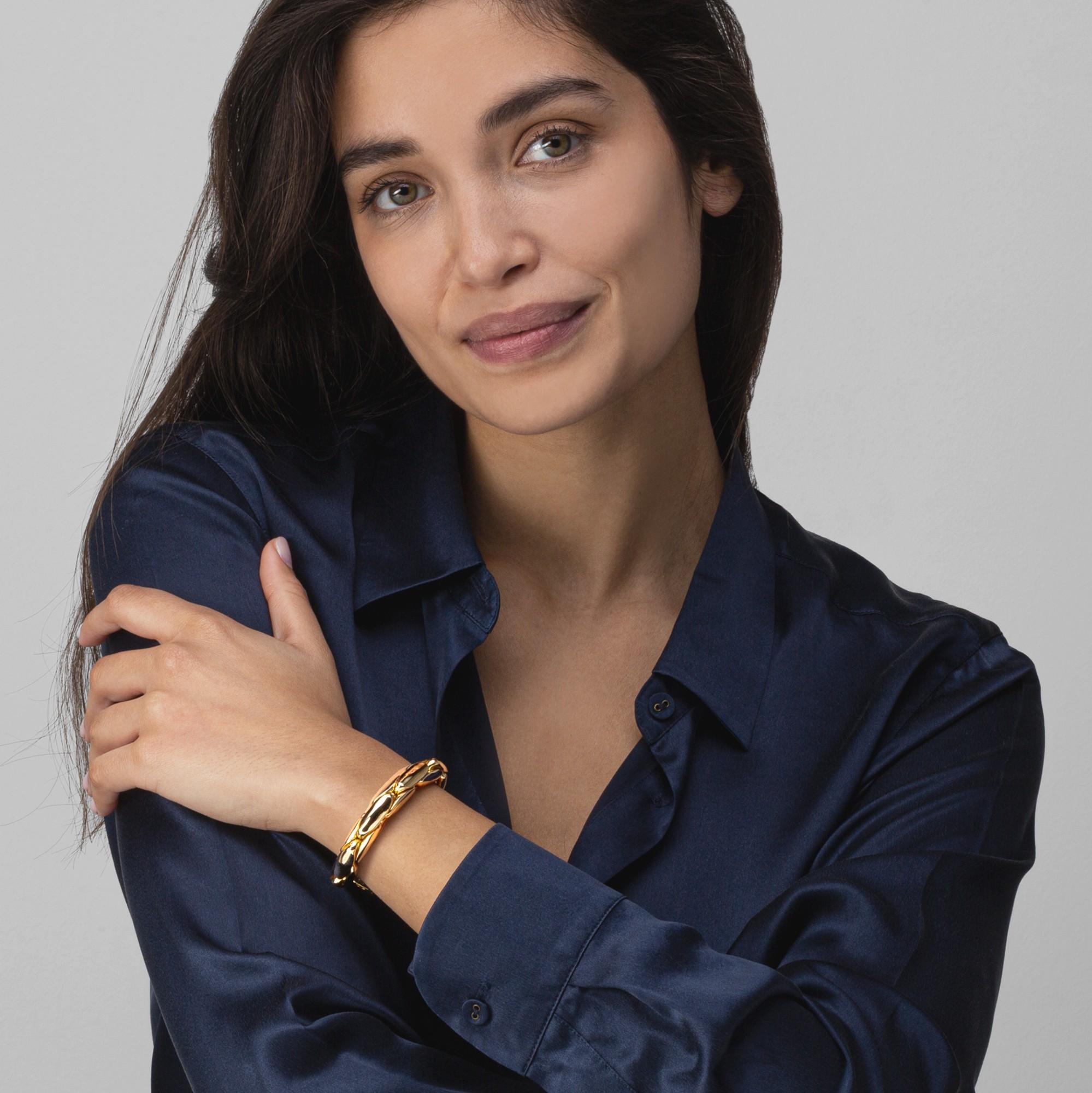 Alex Jona Design Kollektion, handgefertigt in Italien, 18 Karat Gelbgold, flexibles Gliederarmband.

Die Juwelen von Alex Jona zeichnen sich nicht nur durch ihr besonderes Design und die hervorragende Qualität der Edelsteine aus, sondern auch durch