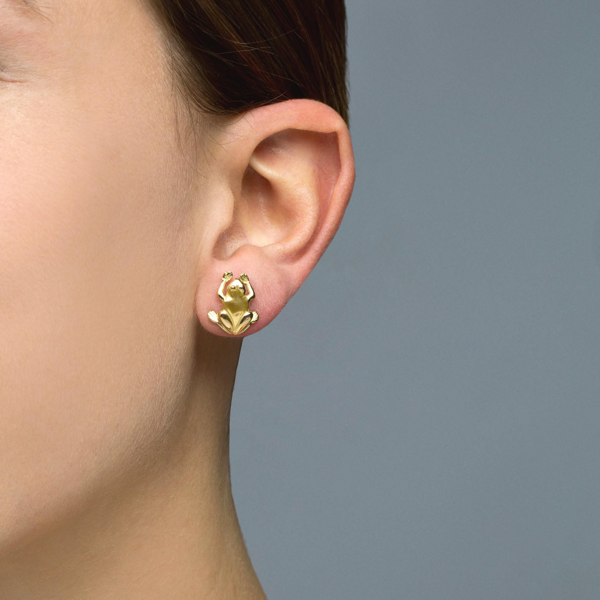 Orecchini a perno con rana in oro giallo 18 carati della collezione Alex Jona, realizzati a mano in Italia.
Dimensioni: H. 1,5 cm/0,59 pollici - L. 1 cm/0,39 pollici.

I gioielli Alex Jona si distinguono non solo per il loro design particolare e per
