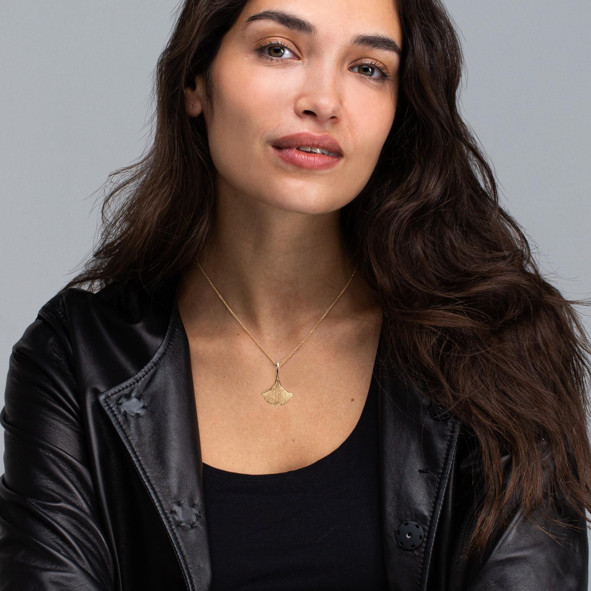 Alex Jona design collection, hand crafted in Italy, 18 karat yellow gold chain necklace 45cm long, suspending a Ginkgo Biloba pendant.

Alex Jona jewels stand out, not only for their special design and for the excellent quality of the gemstones, but
