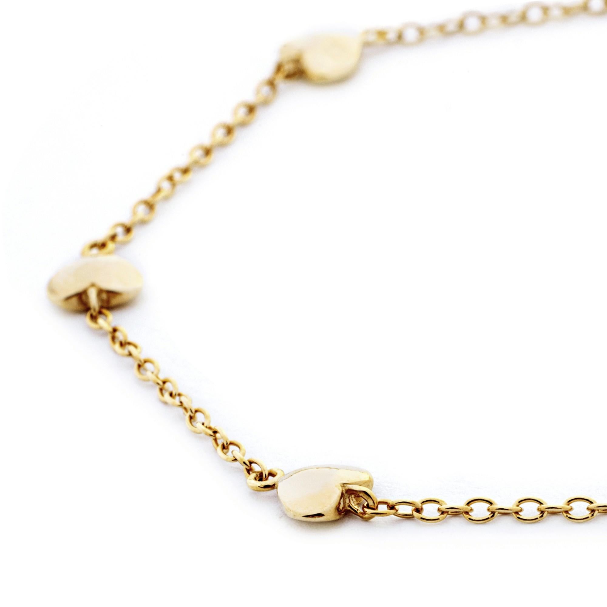 Alex Jona design collection, hand crafted in Italy, 18 karat yellow gold heart chain bracelet.

Alex Jona jewels stand out, not only for their special design and for the excellent quality of the gemstones, but also for the careful attention given to