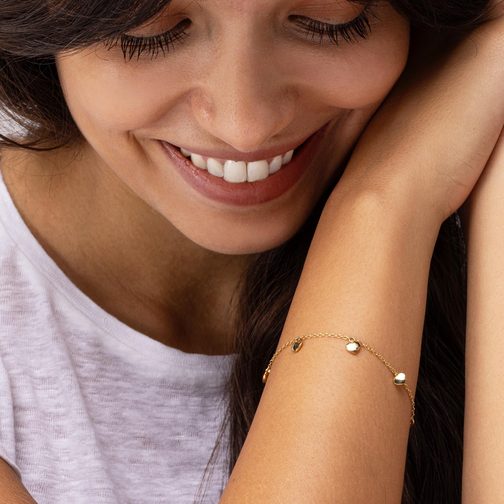 Alex Jona Design-Kollektion, handgefertigt in Italien, Armband aus 18 Karat Gelbgold mit kleinen Herzanhängern.

Die Juwelen von Alex Jona zeichnen sich nicht nur durch ihr besonderes Design und die hervorragende Qualität der Edelsteine aus, sondern