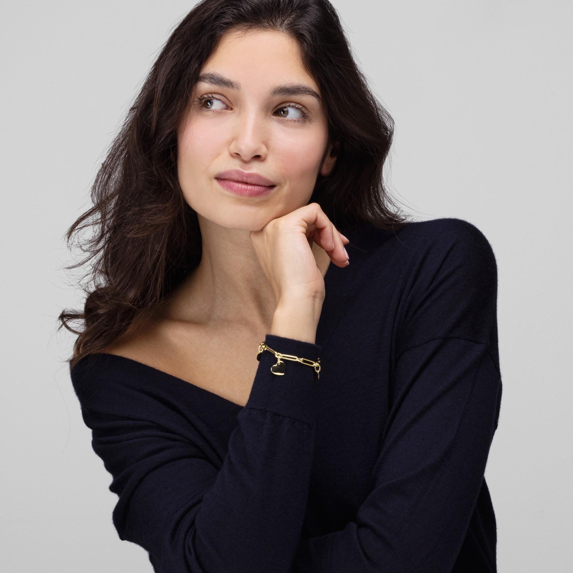 Alex Jona Design Kollektion, handgefertigt in Italien, 18 Karat Gelbgold Herz Charme Kette Armband.

Die Juwelen von Alex Jona zeichnen sich nicht nur durch ihr besonderes Design und die hervorragende Qualität der Edelsteine aus, sondern auch durch