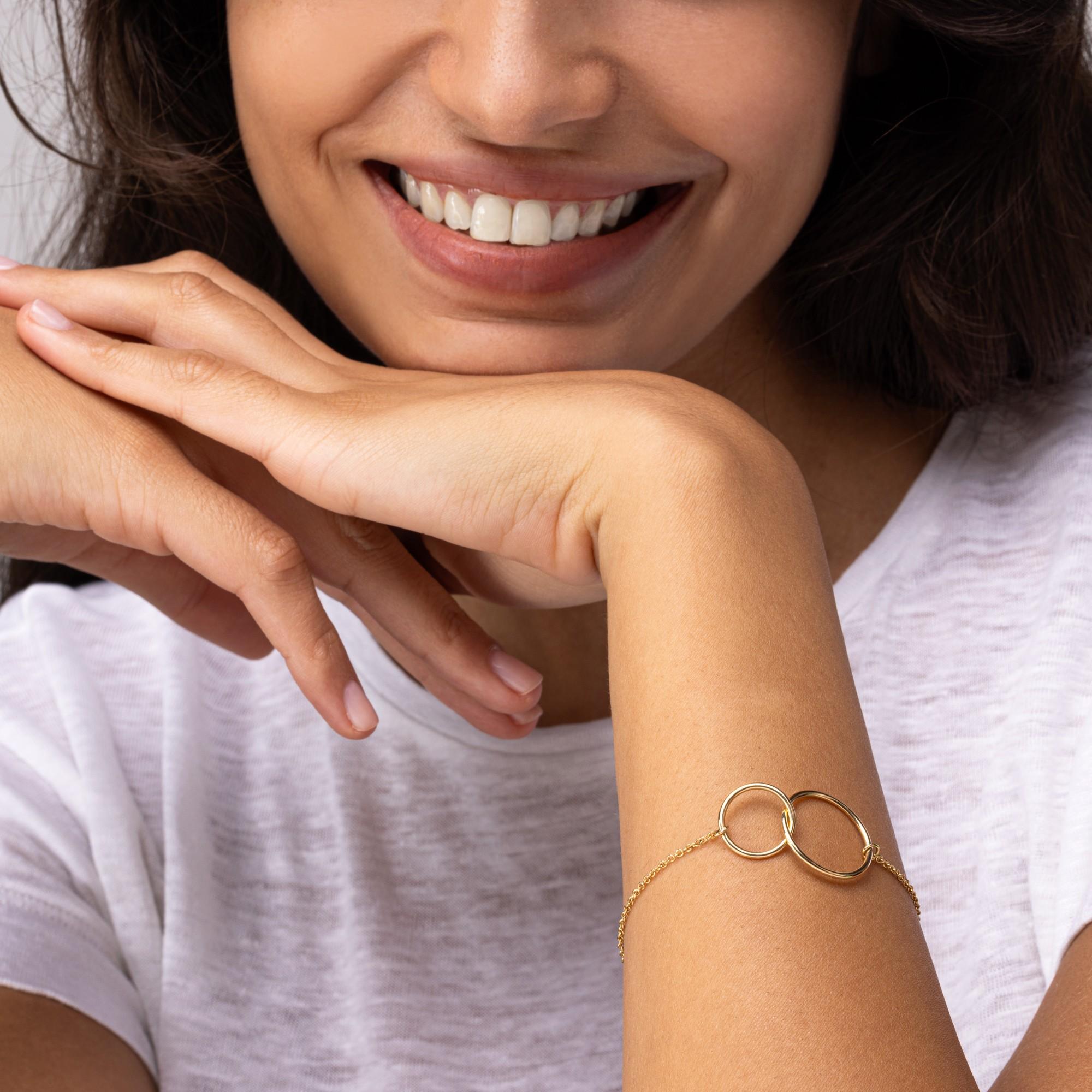 Collectional Jona, fait à la main en Italie, bracelet en chaîne d'or jaune 18 carats centré sur deux anneaux d'or imbriqués.
Les bijoux Alex Jona se distinguent, non seulement par leur design particulier et par l'excellente qualité des pierres