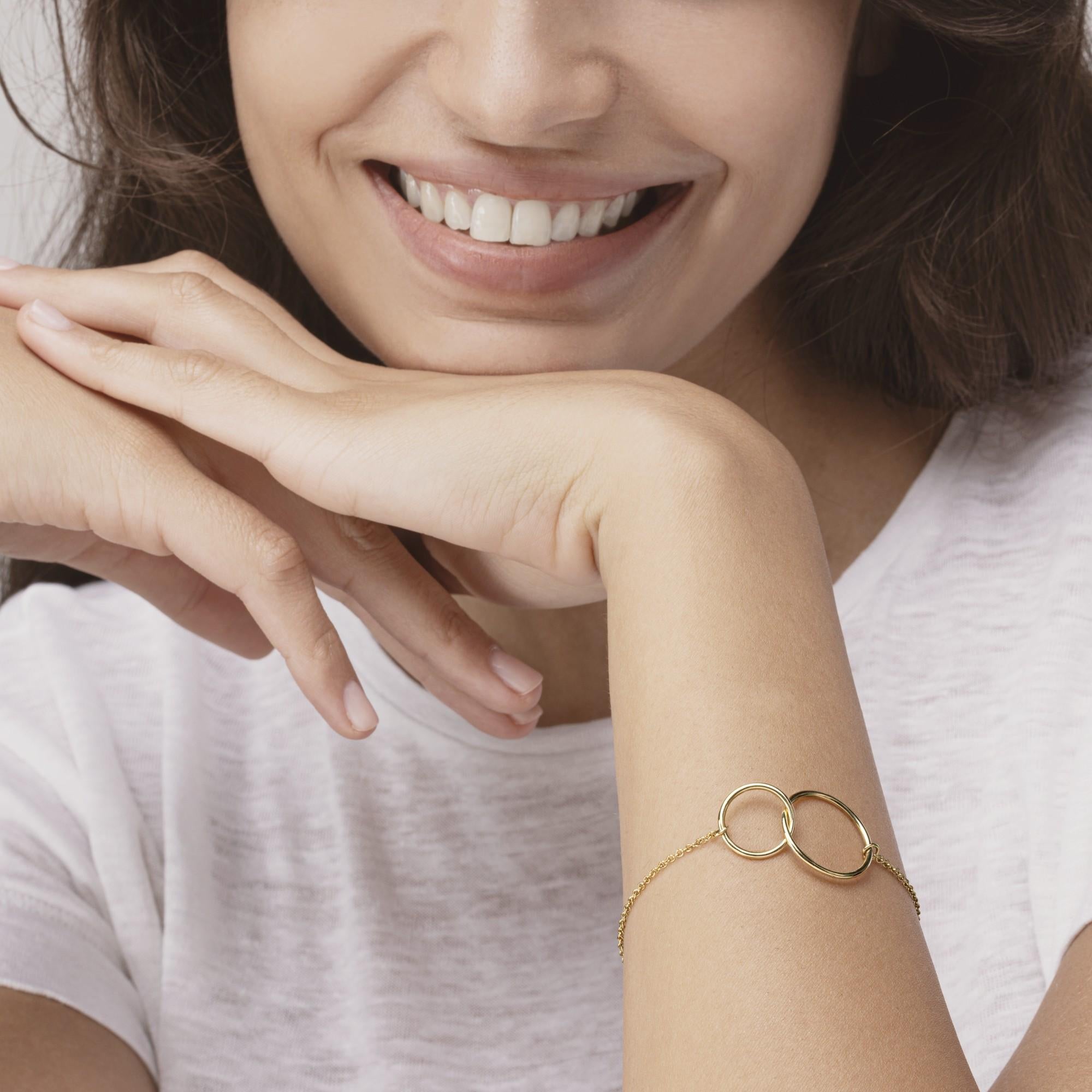 Collectional Jona, fait à la main en Italie, bracelet en chaîne d'or jaune 18 carats centré sur deux anneaux d'or imbriqués.
Les bijoux Alex Jona se distinguent, non seulement par leur design particulier et par l'excellente qualité des pierres