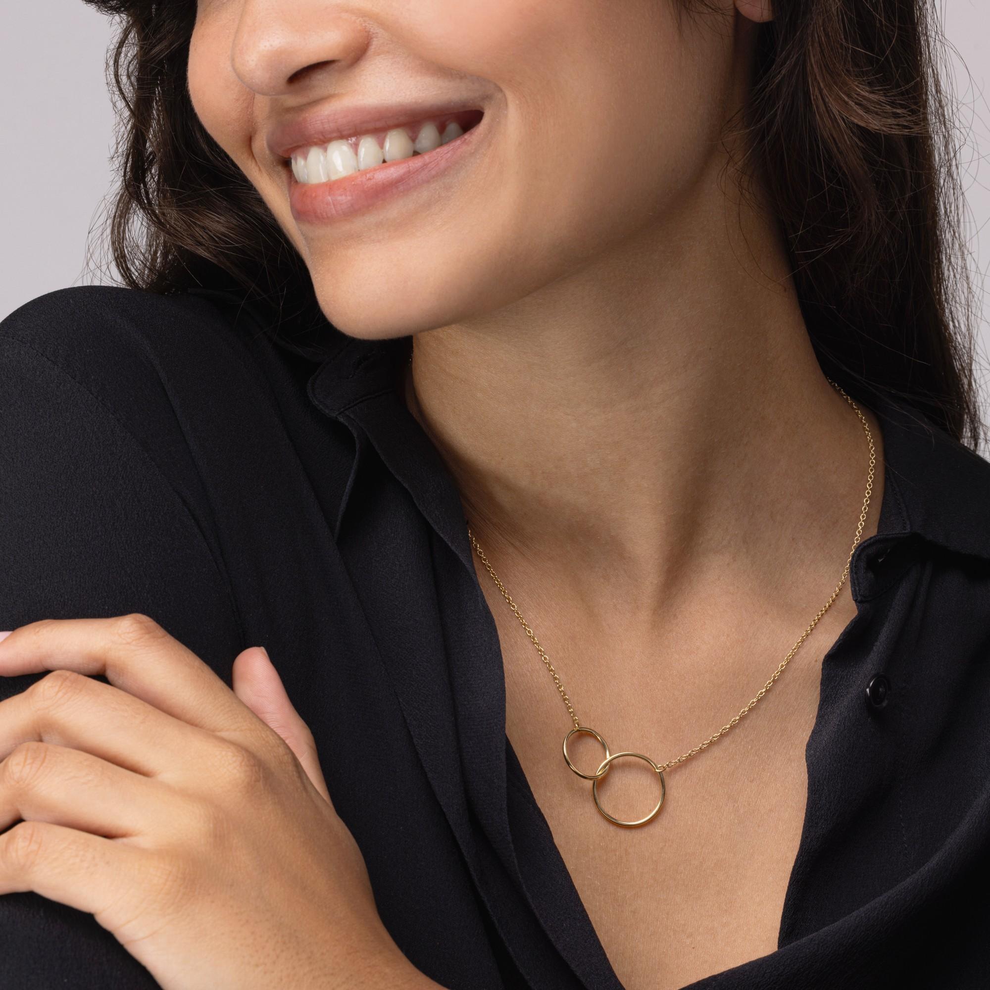 Alex Jona design collection, hand crafted in Italy, 18 karat yellow gold interlocking hoop chain necklace.

Alex Jona jewels stand out, not only for their special design and for the excellent quality of the gemstones, but also for the careful
