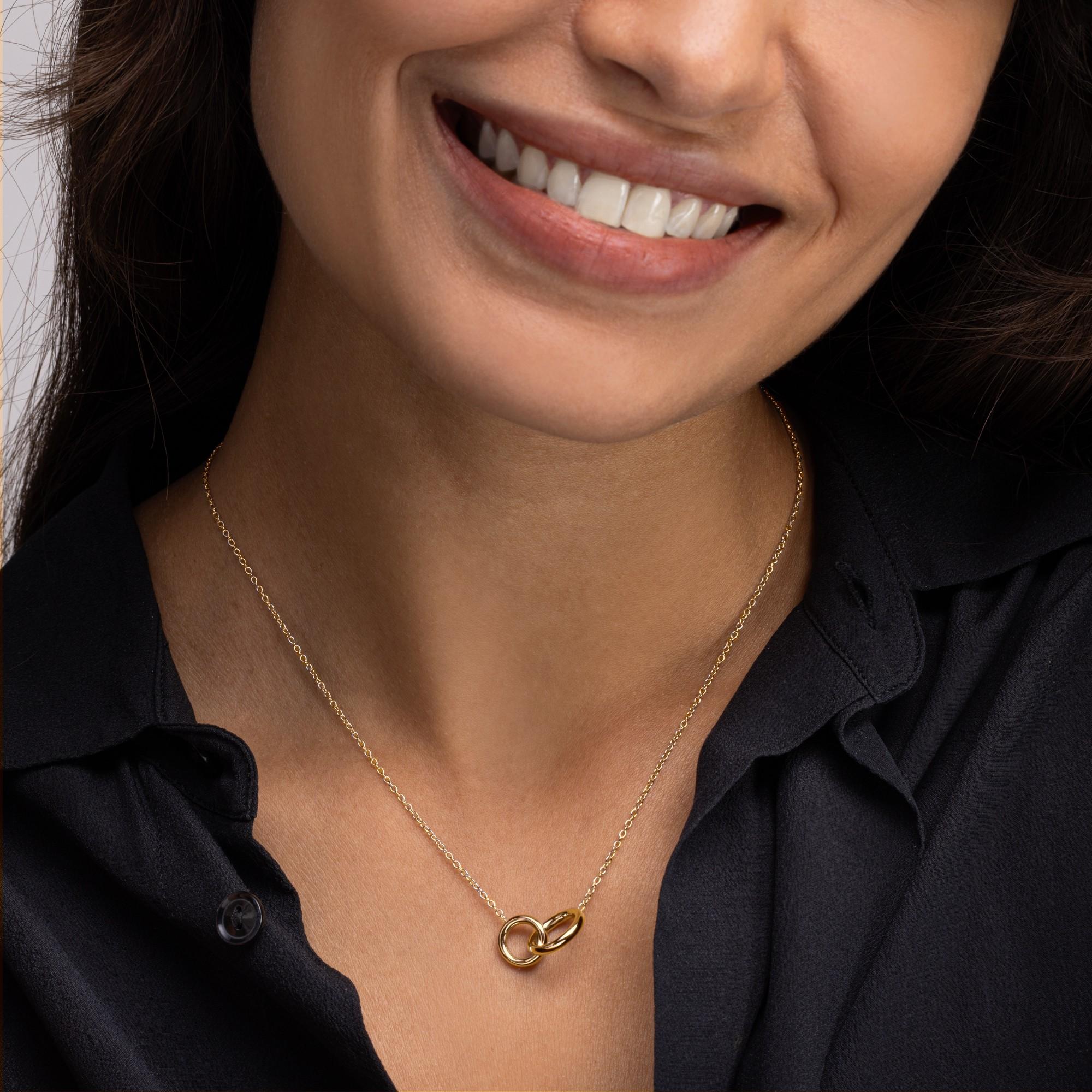 Alex Jona Design-Kollektion, handgefertigt in Italien, Halskette aus 18 Karat Gelbgold mit ineinander greifenden Reifen.

Die Juwelen von Alex Jona zeichnen sich nicht nur durch ihr besonderes Design und die hervorragende Qualität der Edelsteine