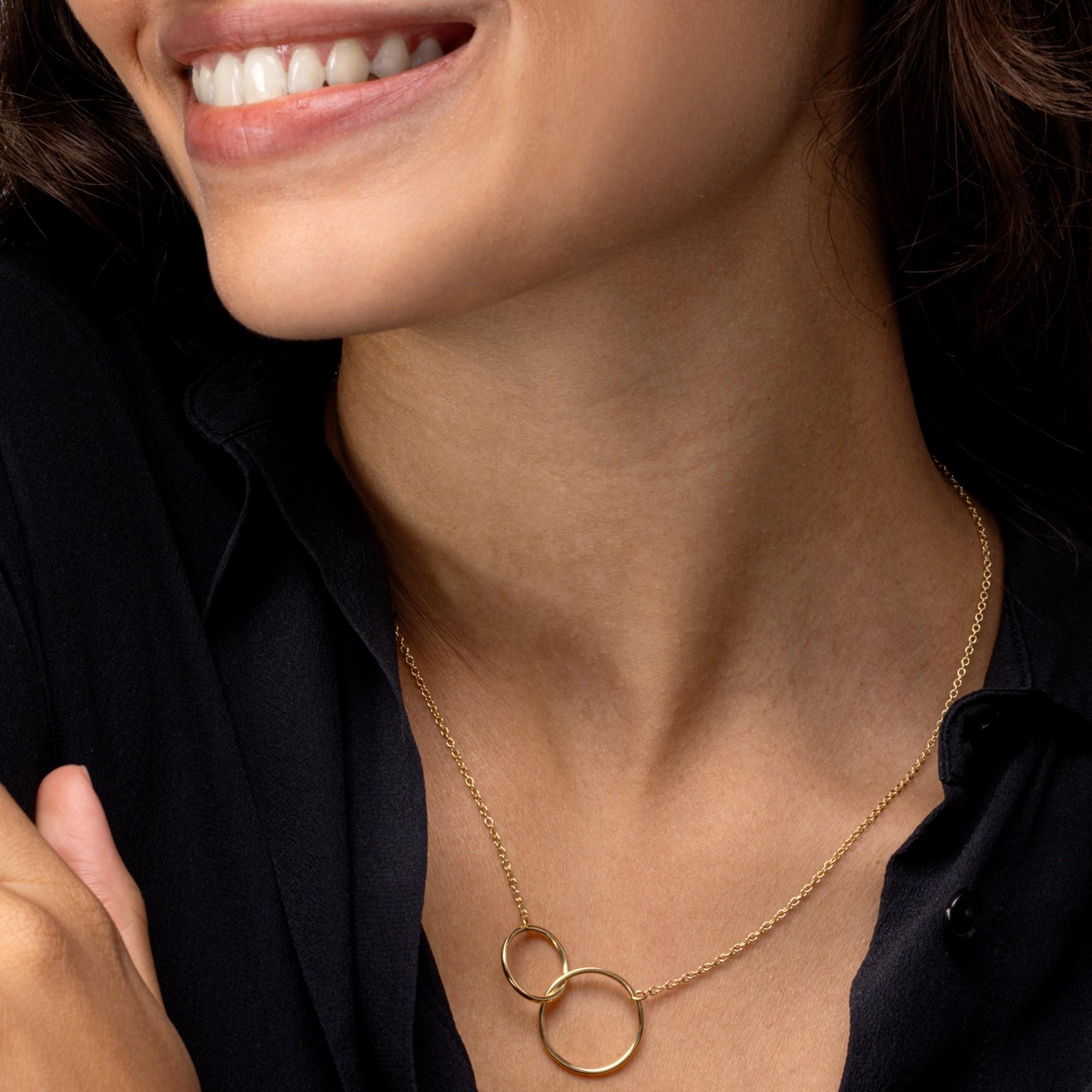 Women's Alex Jona 18 Karat Yellow Gold Interlocking Hoop Chain Necklace For Sale