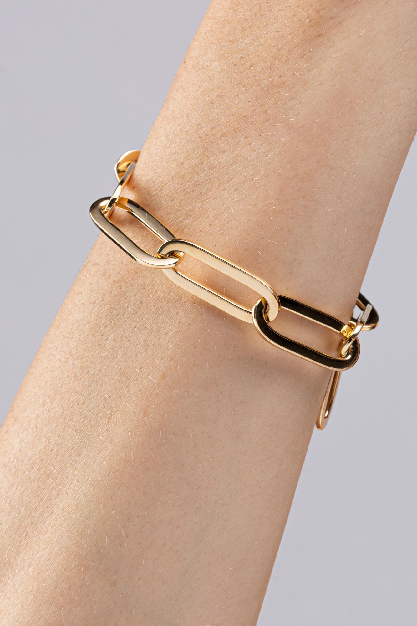 Alex Jona design collection, hand crafted in Italy, 18 karat yellow gold 8.46 in. long chain bracelet.

Alex Jona jewels stand out, not only for their special design and for the excellent quality of the gemstones, but also for the careful attention