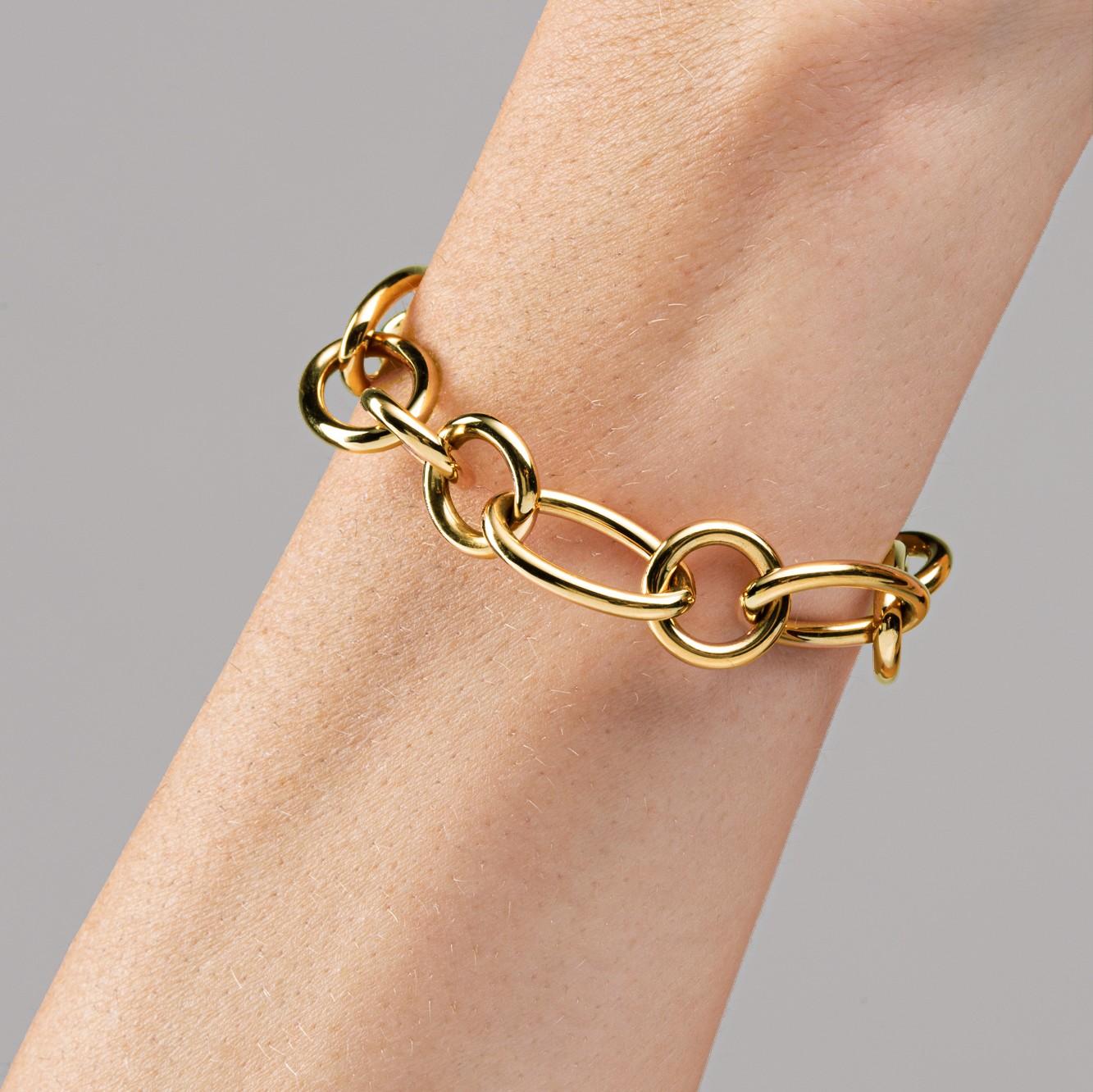 Alex Jona design collection, hand crafted in Italy, 18 karat yellow gold, 7.5 in.-19cm. long, chain bracelet.

Alex Jona jewels stand out, not only for their special design and for the excellent quality of the gemstones, but also for the careful