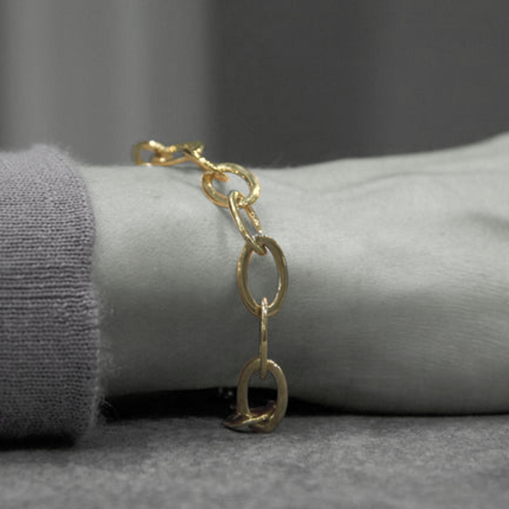 Alex Jona design collection, hand crafted in Italy, 18 karat yellow gold chain bracelet.
Dimension : L 19.5 cm X W 9.25 mm
L 7.68 in X W 0.36 in
Weight : 9.1 gr

Alex Jona jewels stand out, not only for their special design and for the excellent