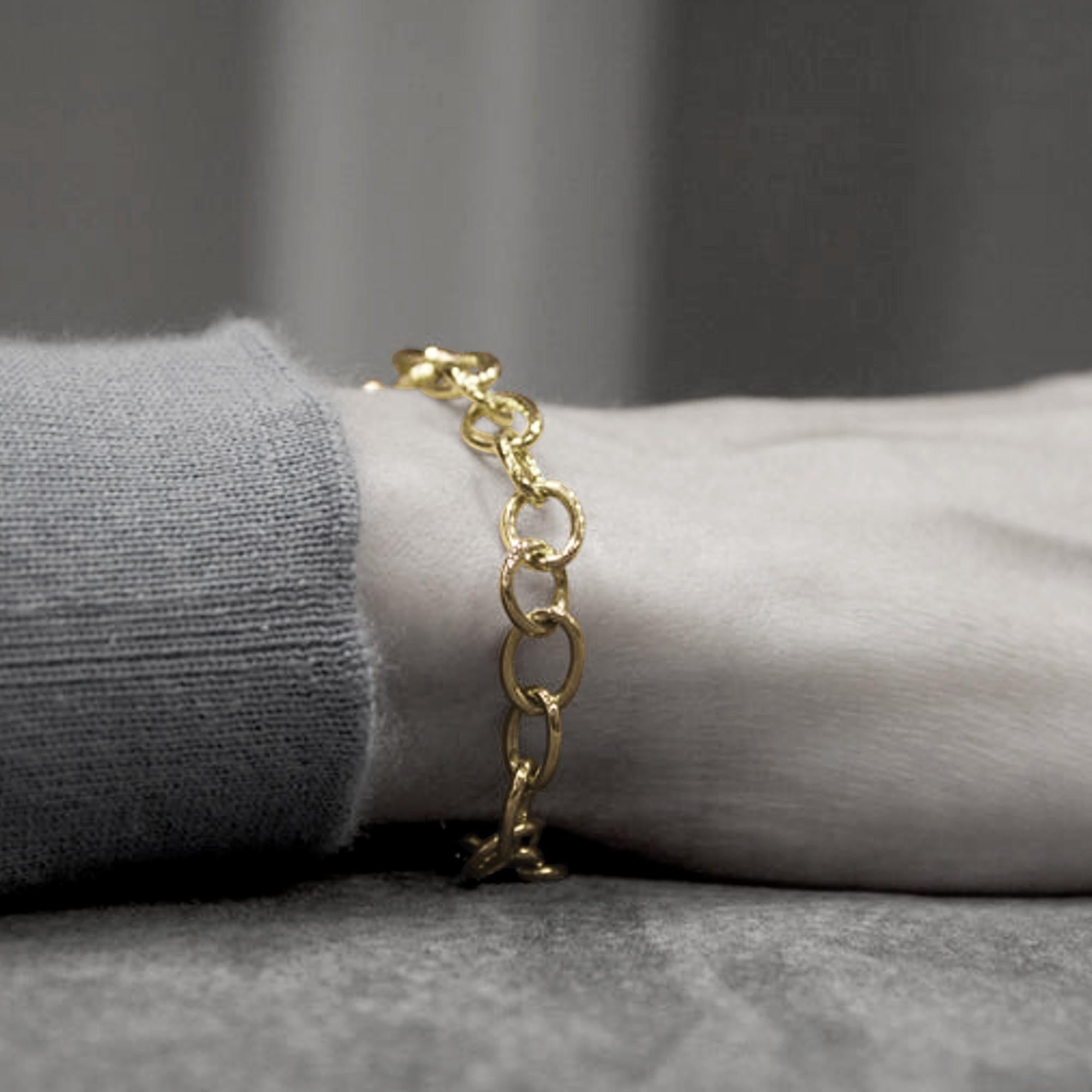Alex Jona design collection, hand crafted in Italy, 18 karat yellow gold chain bracelet.
Dimension : L 7.68 in X W 0.29 in
L 19.5 cm X W 7.36 mm
Weight 7.6 gr

Alex Jona jewels stand out, not only for their special design and for the excellent