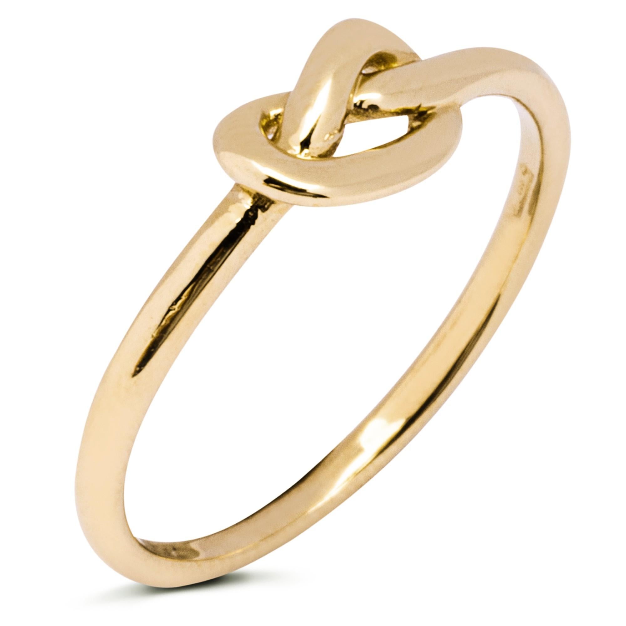 Collection AleX Jona, faite à la main en Italie, bague petit nœud d'amour en or jaune 18 carats.

Les bijoux Alex Jona se distinguent, non seulement par leur design particulier et par l'excellente qualité des pierres précieuses, mais aussi par