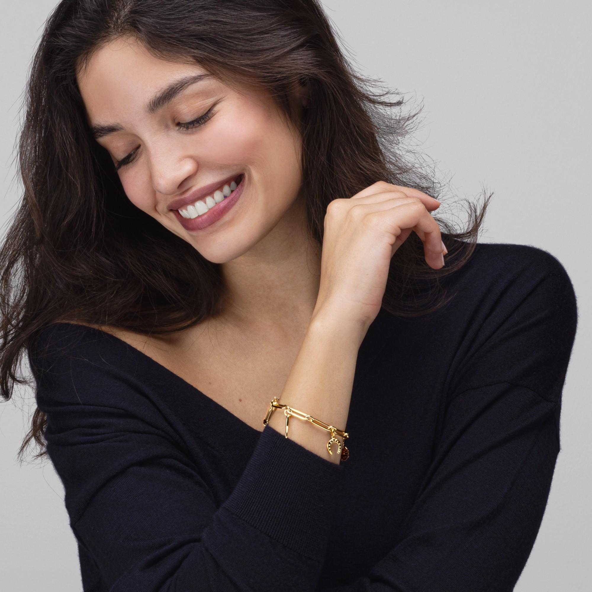 Alex Jona Design-Kollektion, handgefertigt in Italien, Glücksbringer-Armband aus 18 Karat Gelbgold.

Die Juwelen von Alex Jona zeichnen sich nicht nur durch ihr besonderes Design und die hervorragende Qualität der Edelsteine aus, sondern auch durch