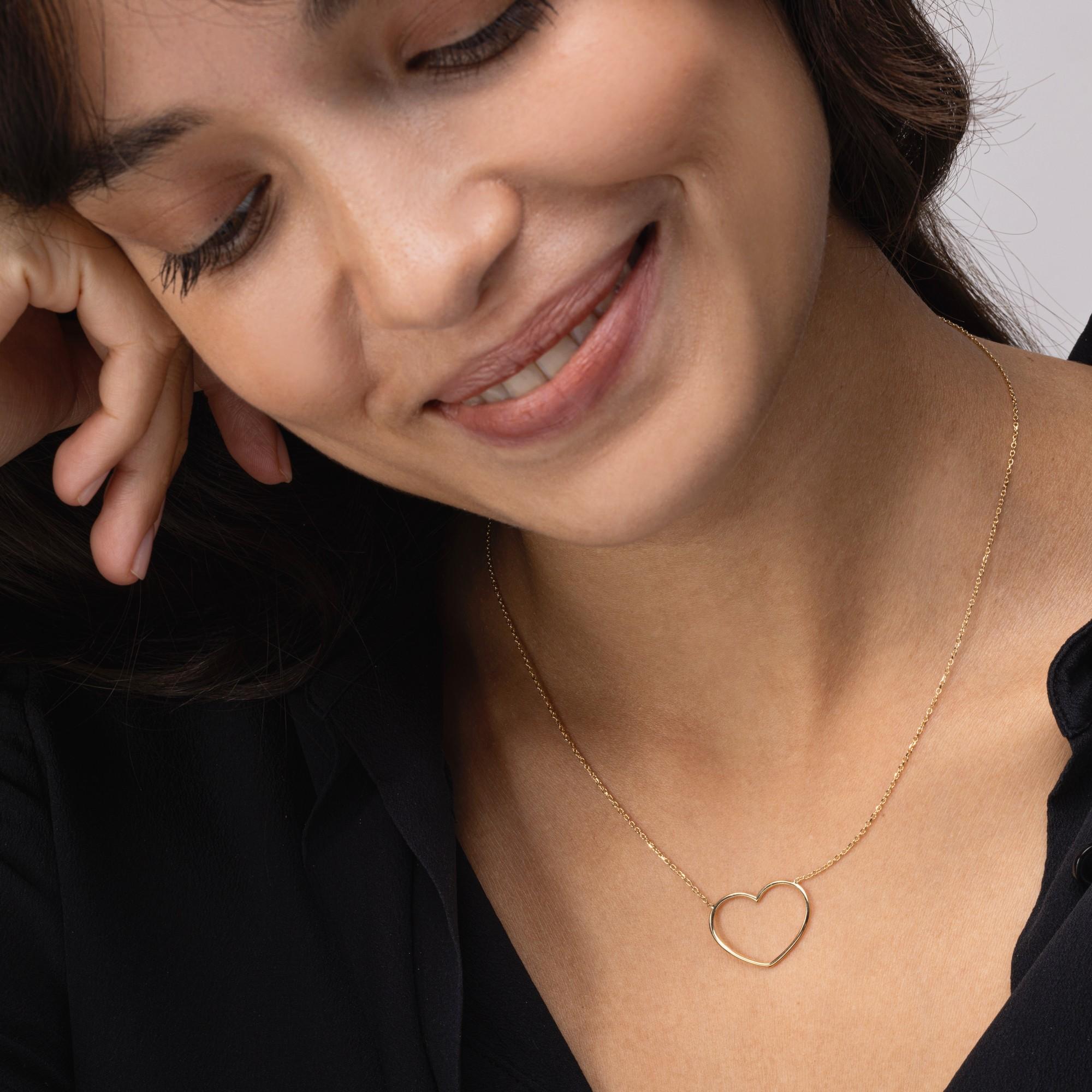 Alex Jona design collection, hand crafted in Italy, 18 karat yellow gold chain necklace suspending a minimal and essential heart pendant.

Alex Jona jewels stand out, not only for their special design and for the excellent quality of the gemstones,