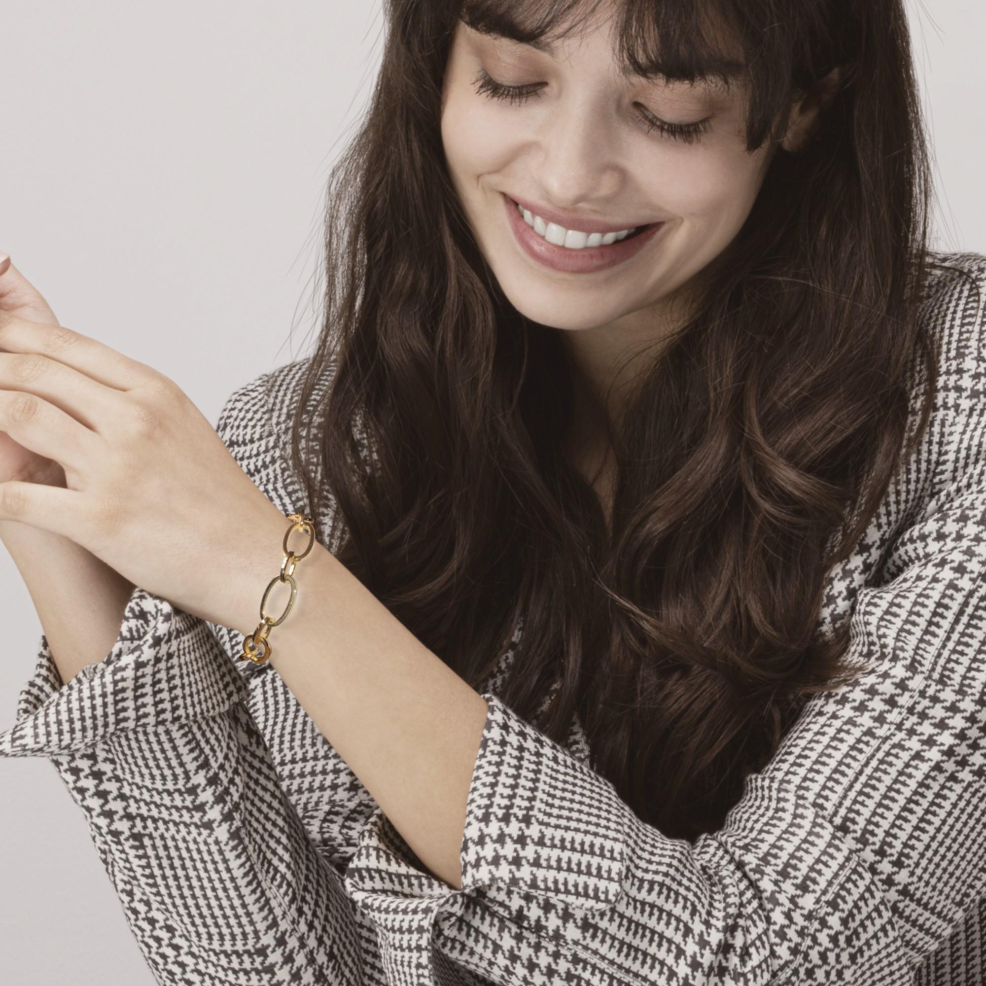 Collection Design/One d'Alex Jona, fait à la main en Italie, bracelet en or jaune 18 carats avec une alternance de grands et petits maillons ovales à section carrée.
Les bijoux Alex Jona se distinguent, non seulement par leur design particulier et