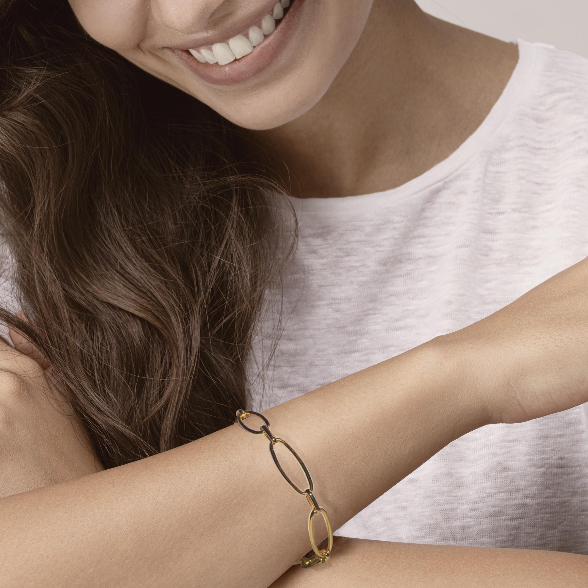 Collection Design/One d'Alex Jona, fait à la main en Italie, bracelet à maillons ovales en or jaune 18K .
Les bijoux Alex Jona se distinguent, non seulement par leur design particulier et par l'excellente qualité des pierres précieuses, mais aussi